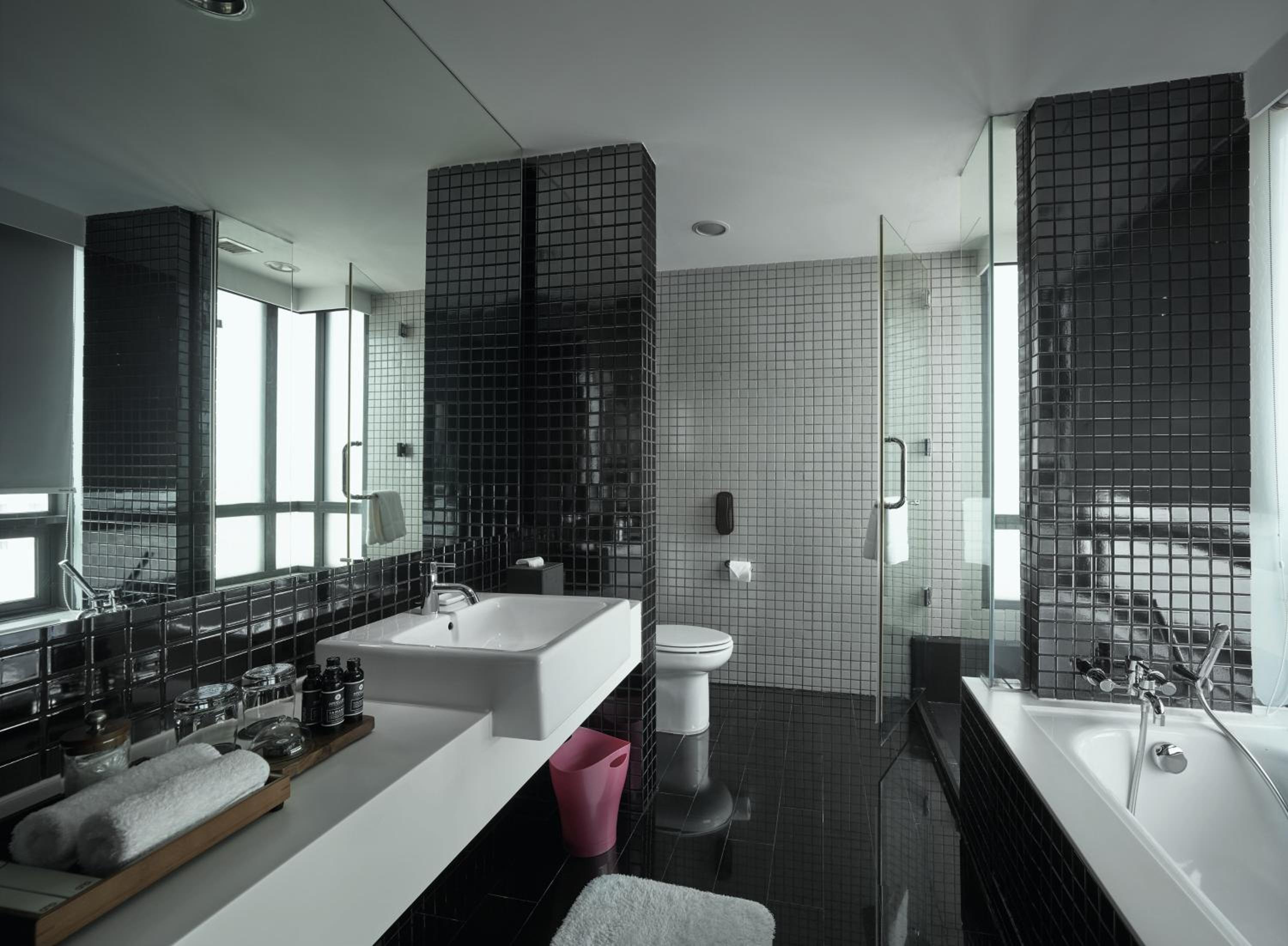 One-Bedroom Suite - Photo 4