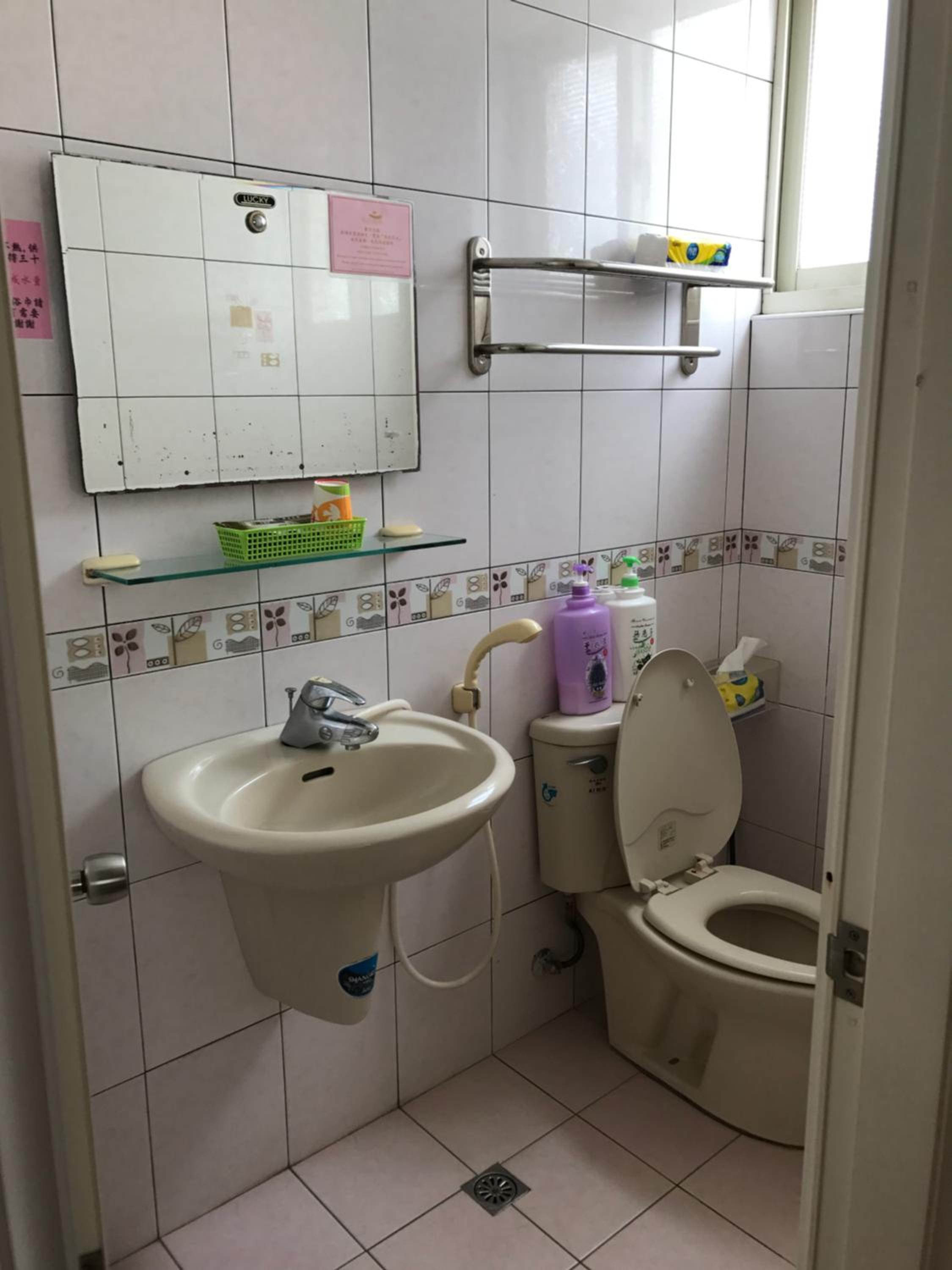 Family Room with Private Bathroom photo 2