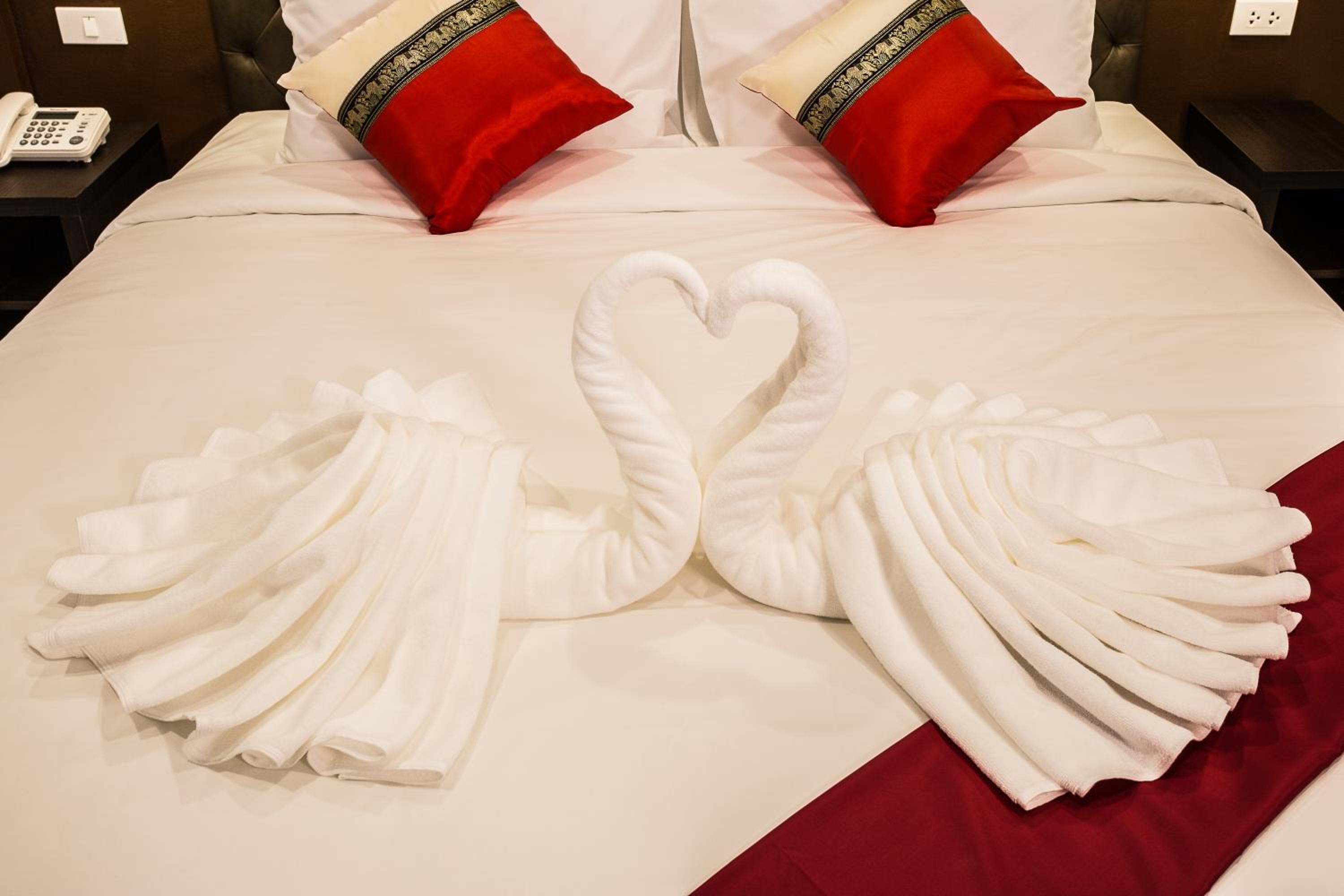 Deluxe King Room With Round-Trip Airport Transfer photo 2