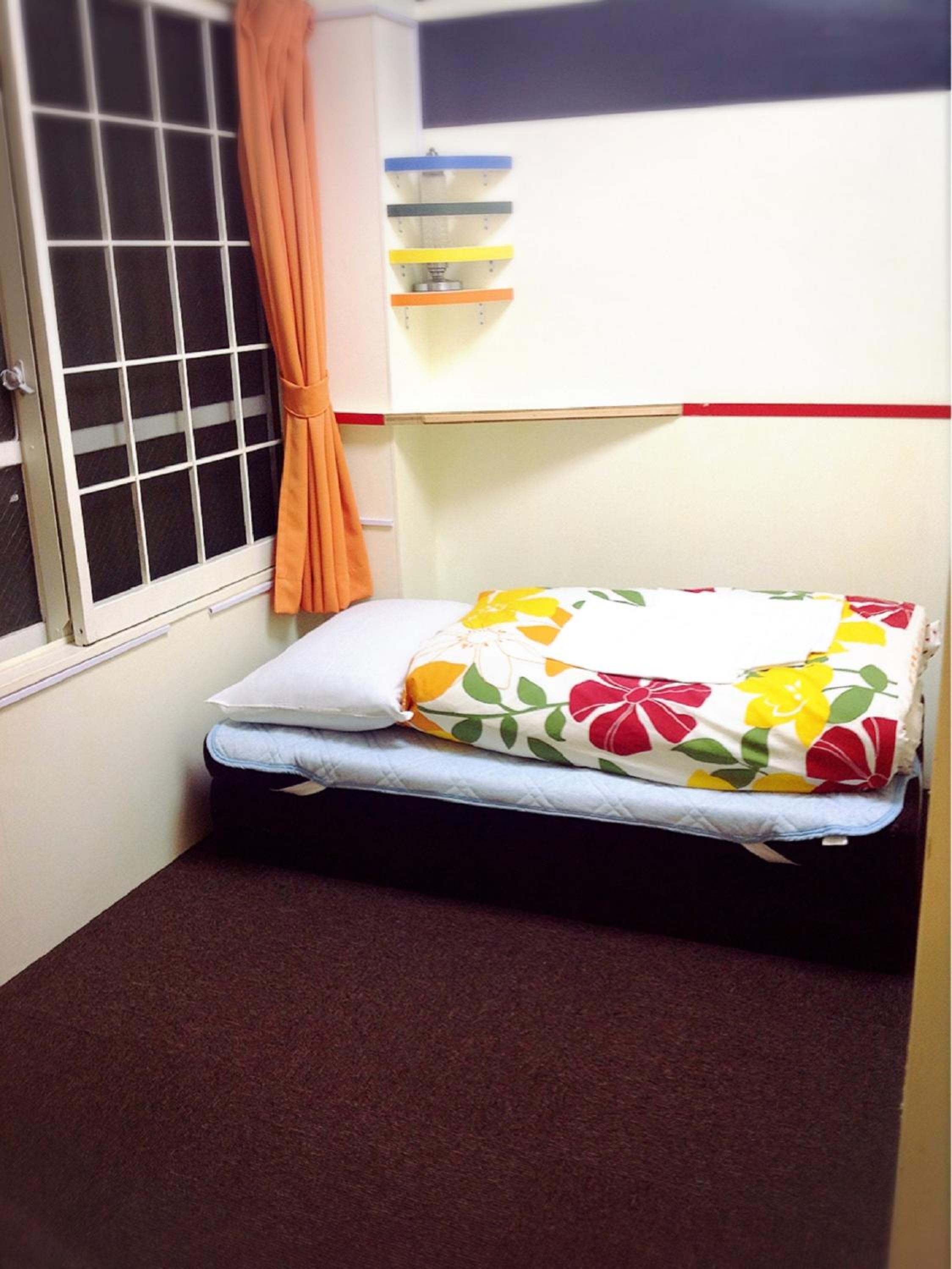 Basic Single Room with Shared Bathroom photo 1
