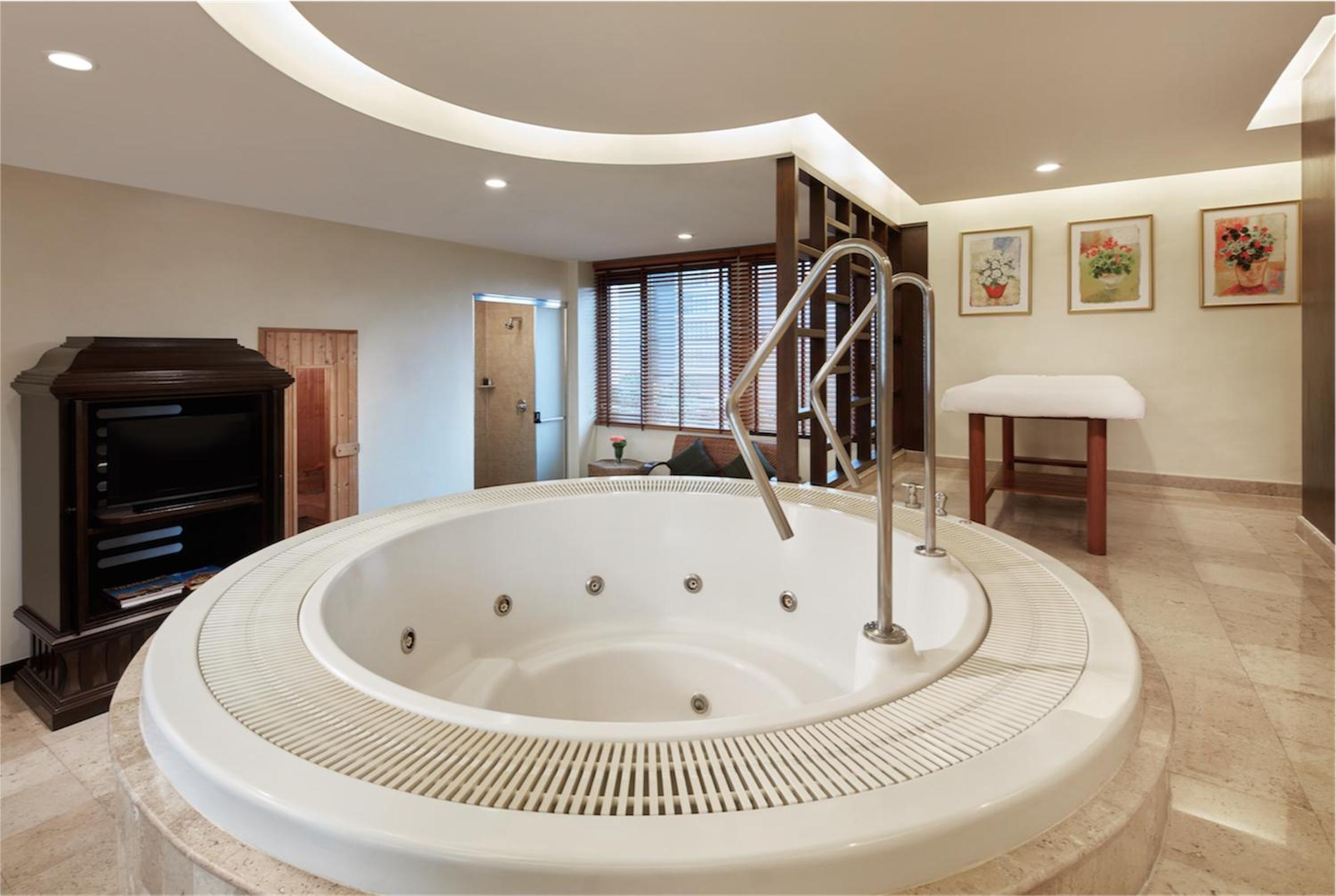 Diplomat One-Bedroom Suite (Corner Wing) photo 2