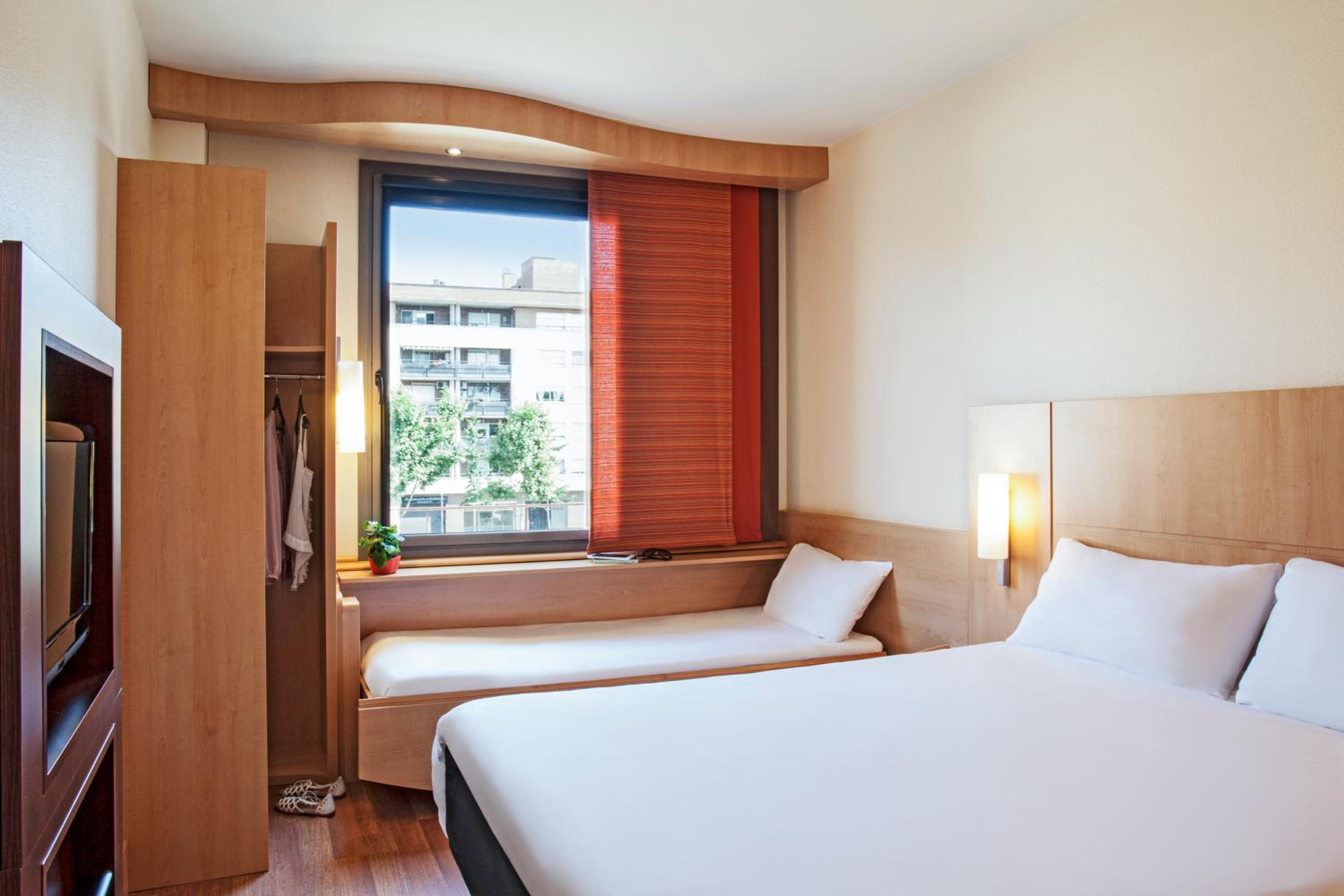Family Double Room with an Extra Bed - Photo 1