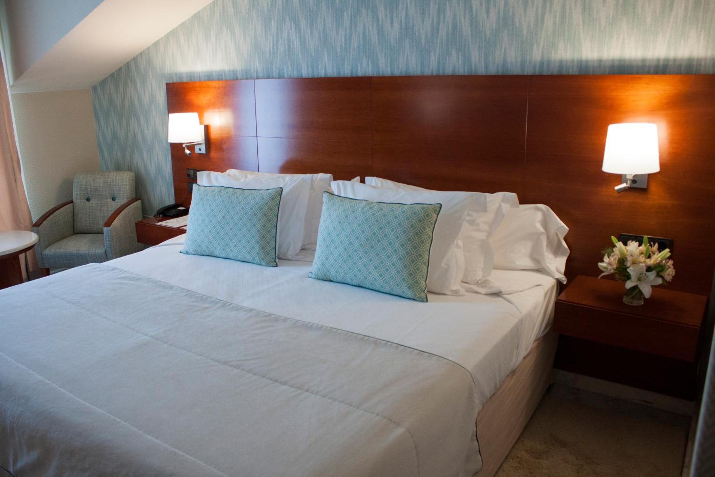 Habitación Doble con Cama Adicional con Acceso al Spa (2 Adultos + 1 Niño)