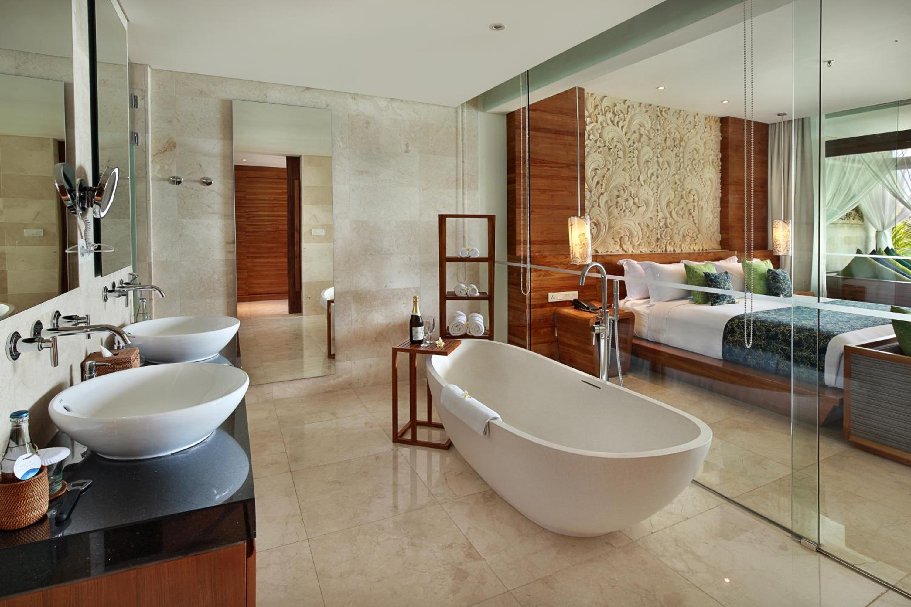 Luxury Ocean View Suite - Photo 3