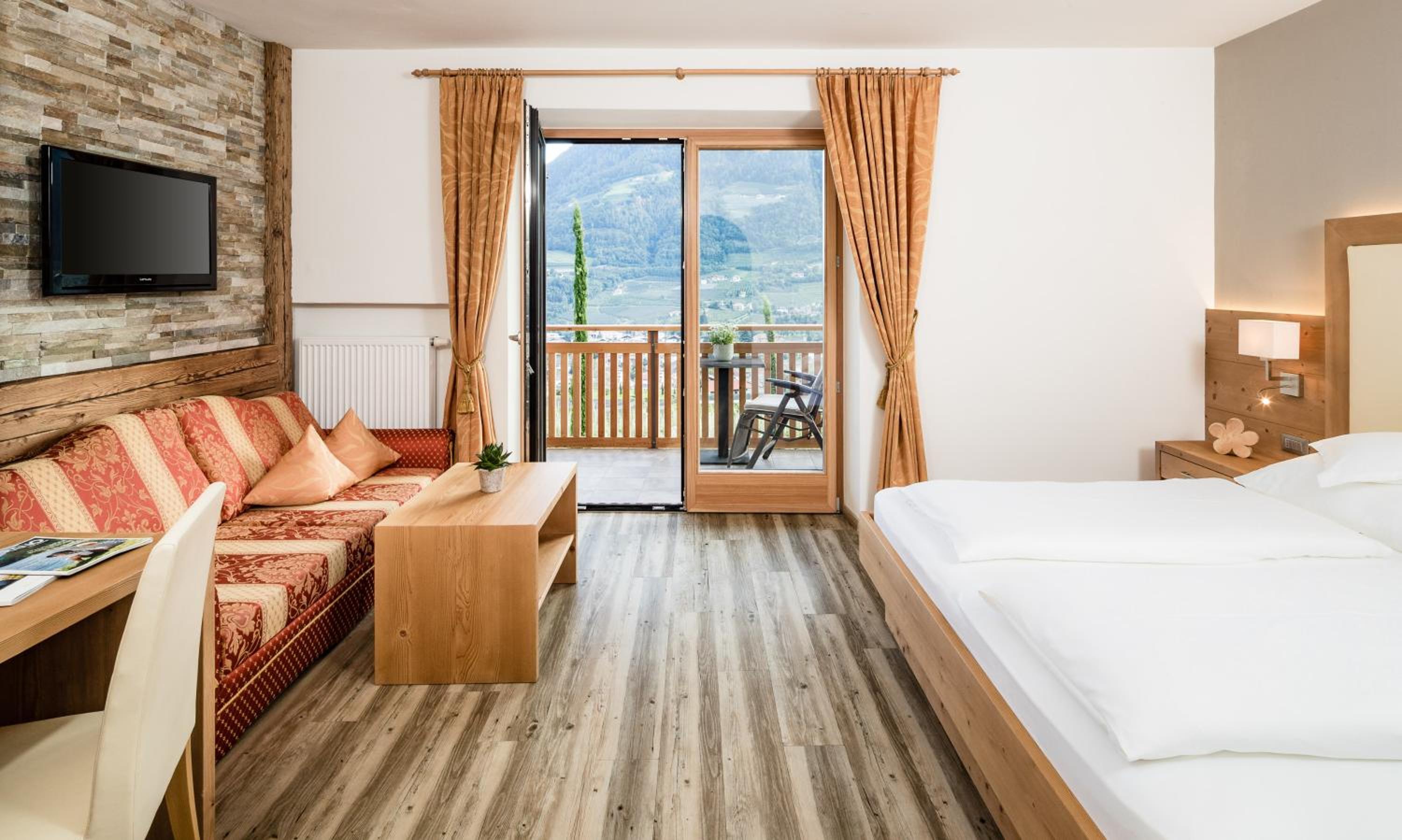 Deluxe Double Room with Balcony photo 2