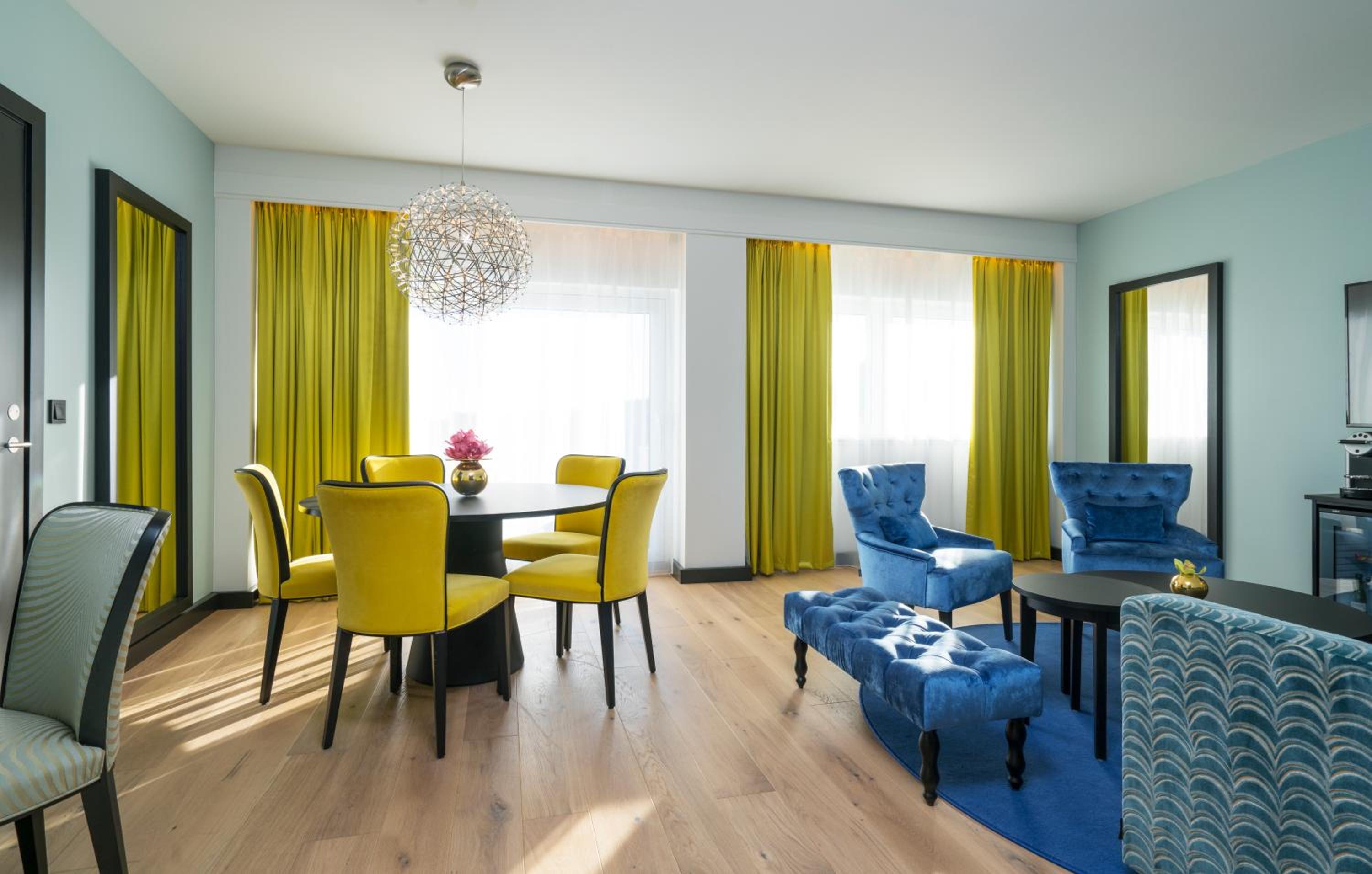 Suite - Photo 1