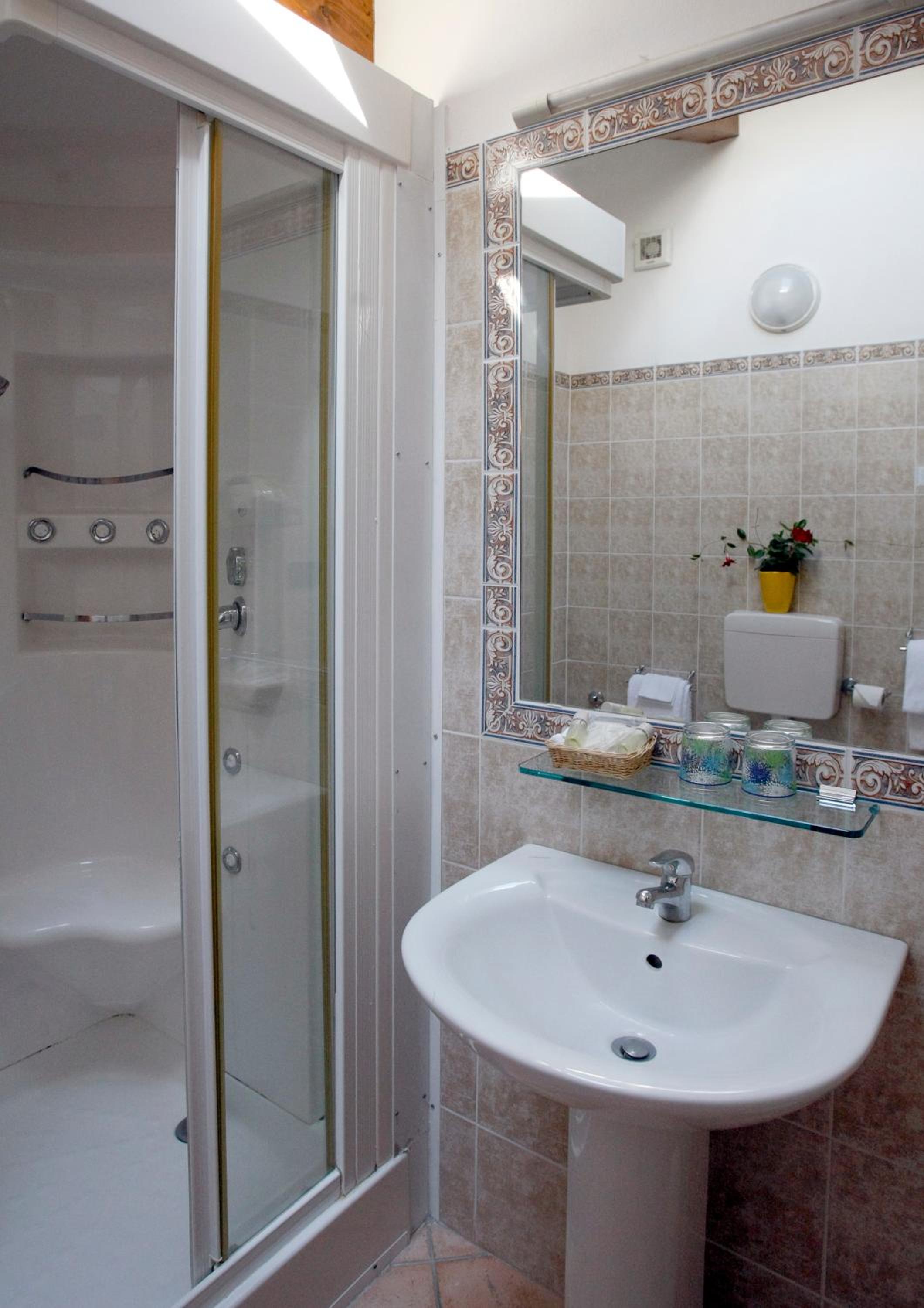Twin Room - Photo 8