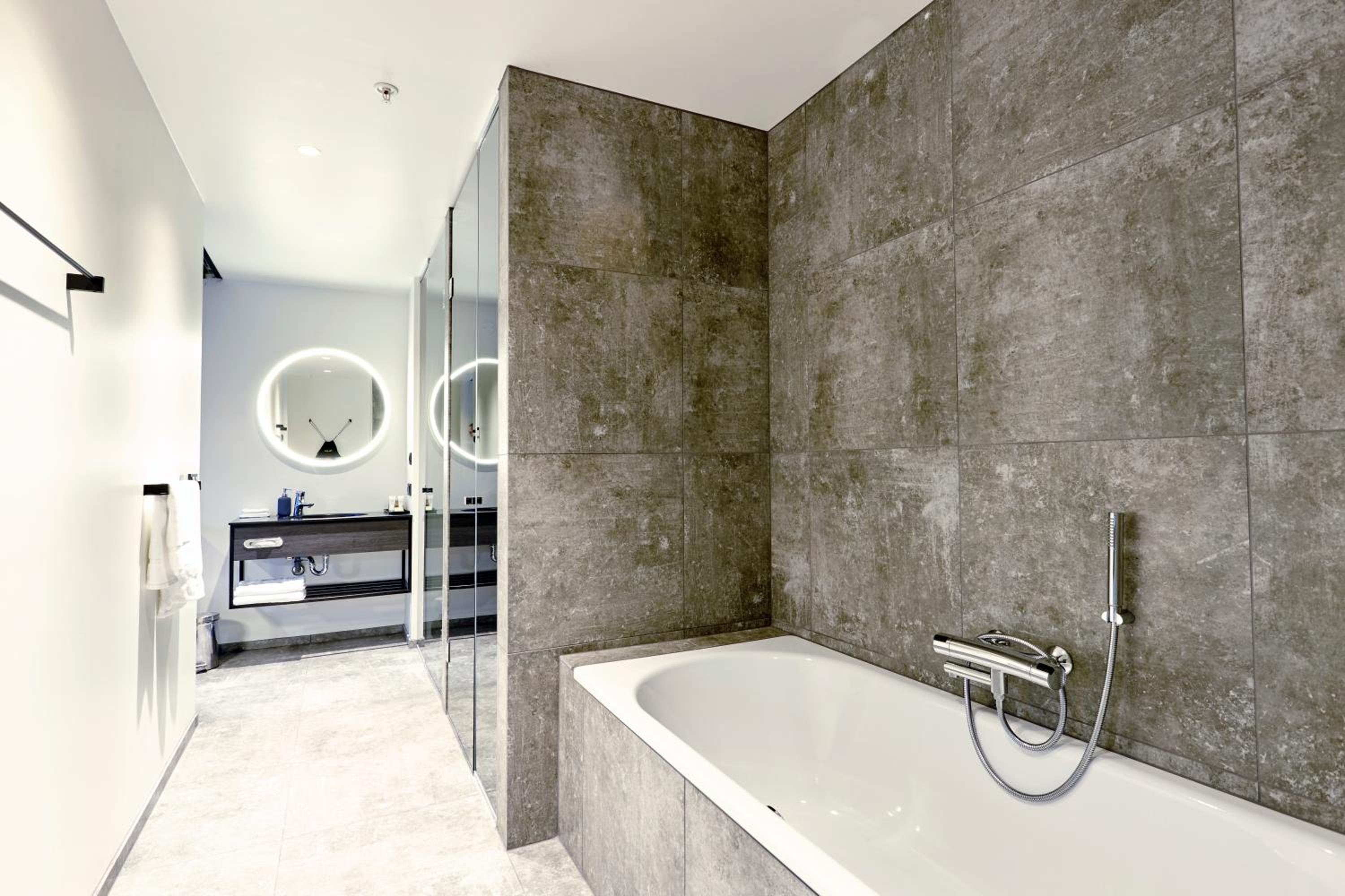 Suite - Photo 9