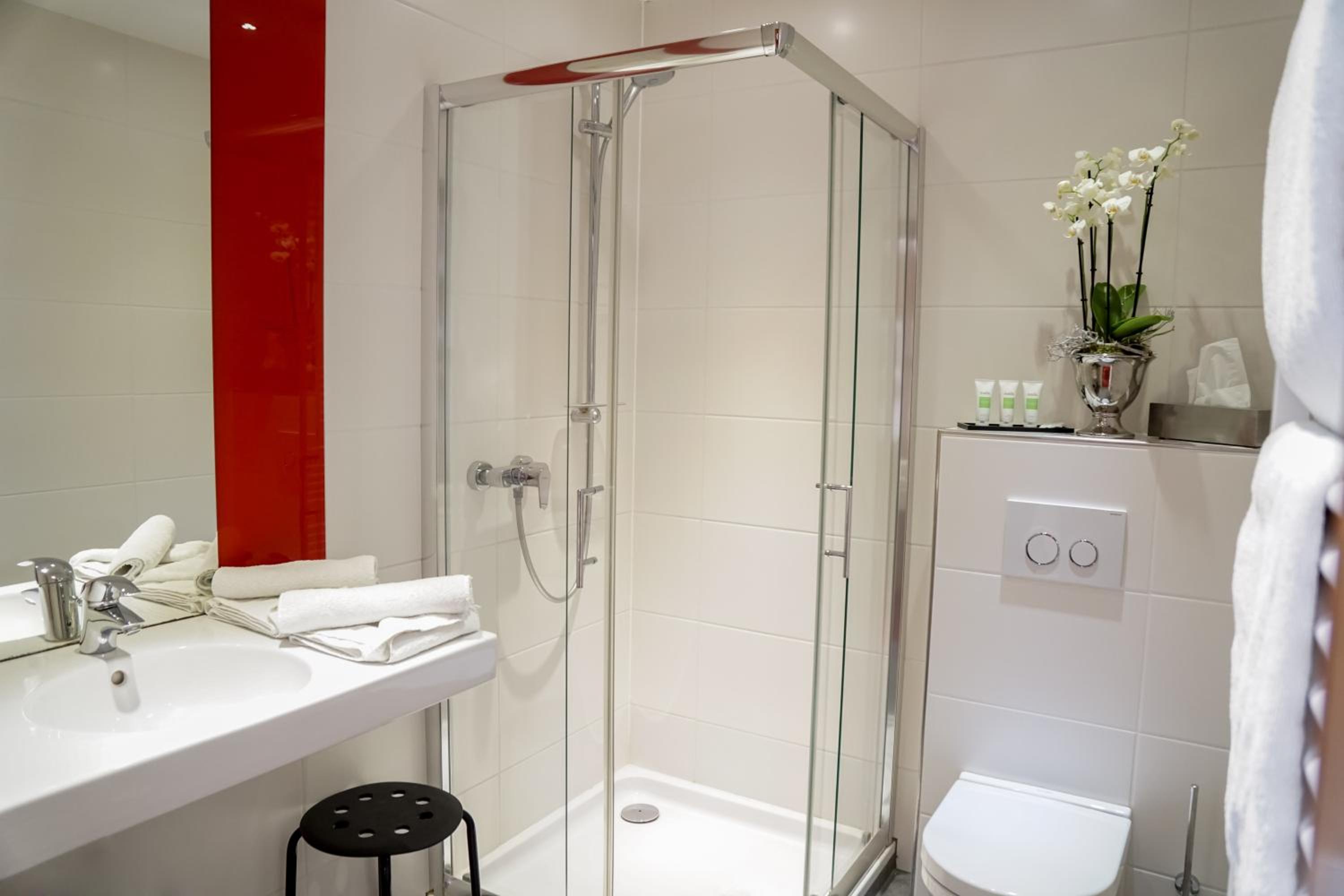 Standard Double or Twin Room - Photo 8