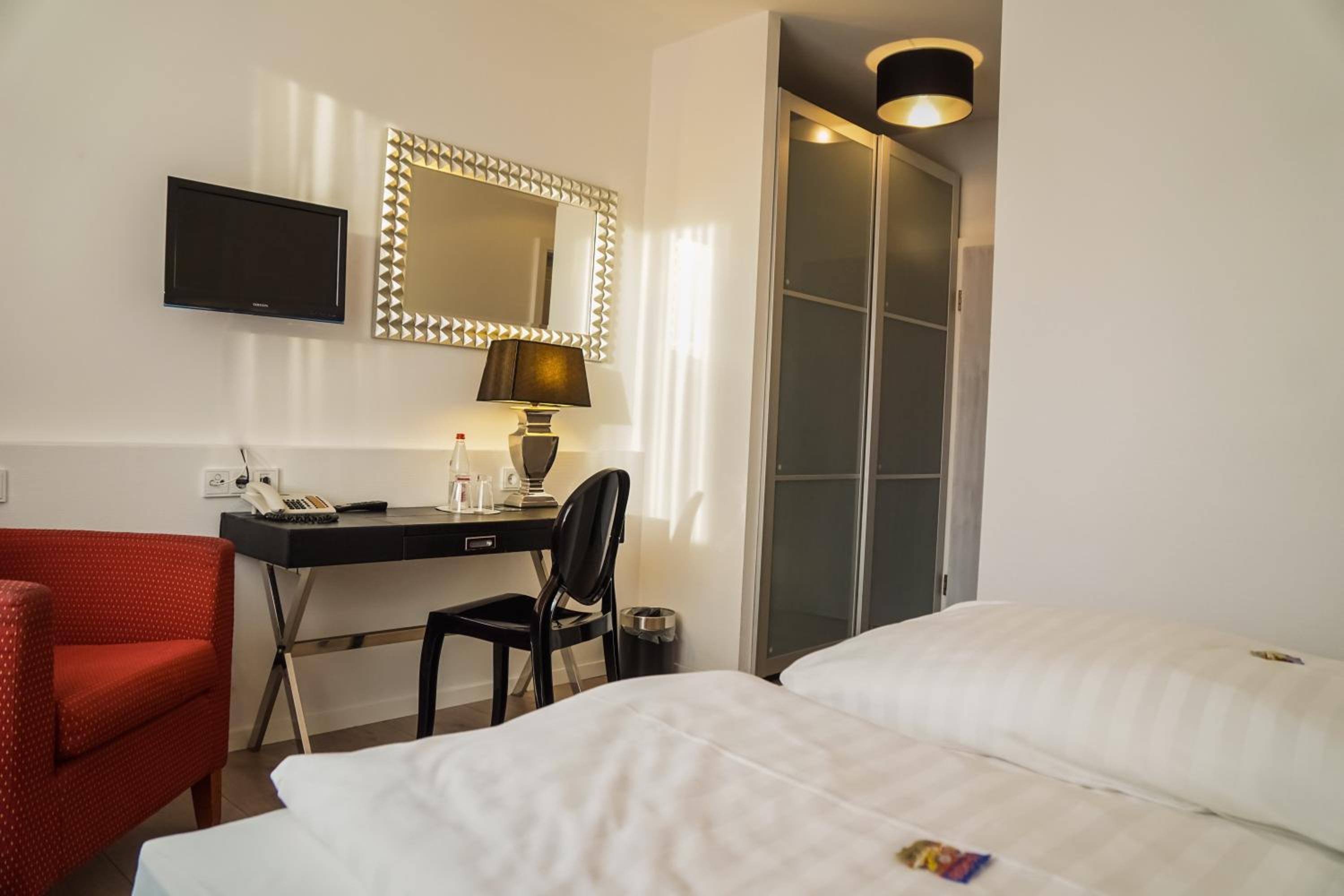 Standard Double or Twin Room - Photo 9