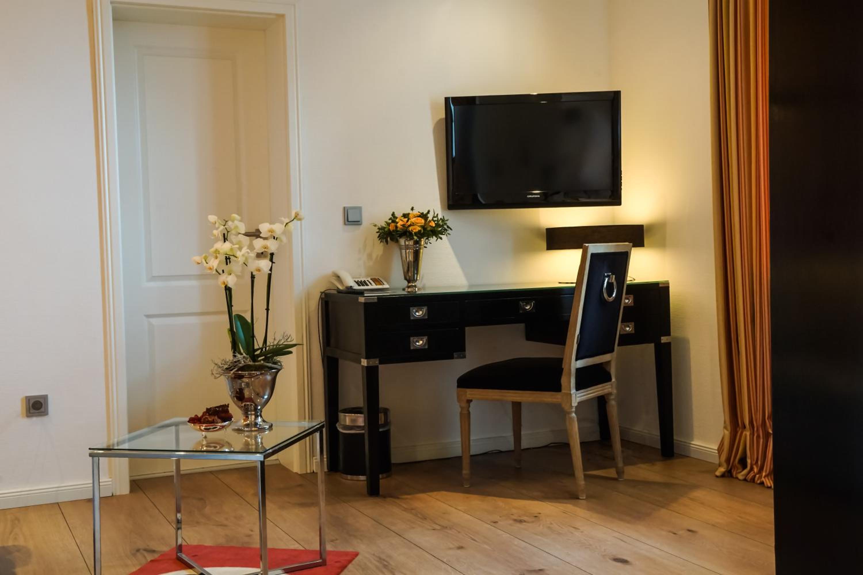 Suite - Photo 5