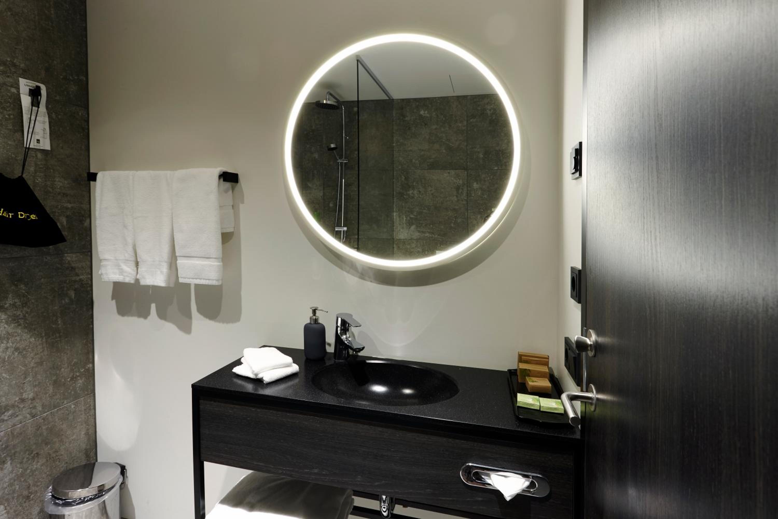 Standard Double or Twin Room - Photo 6