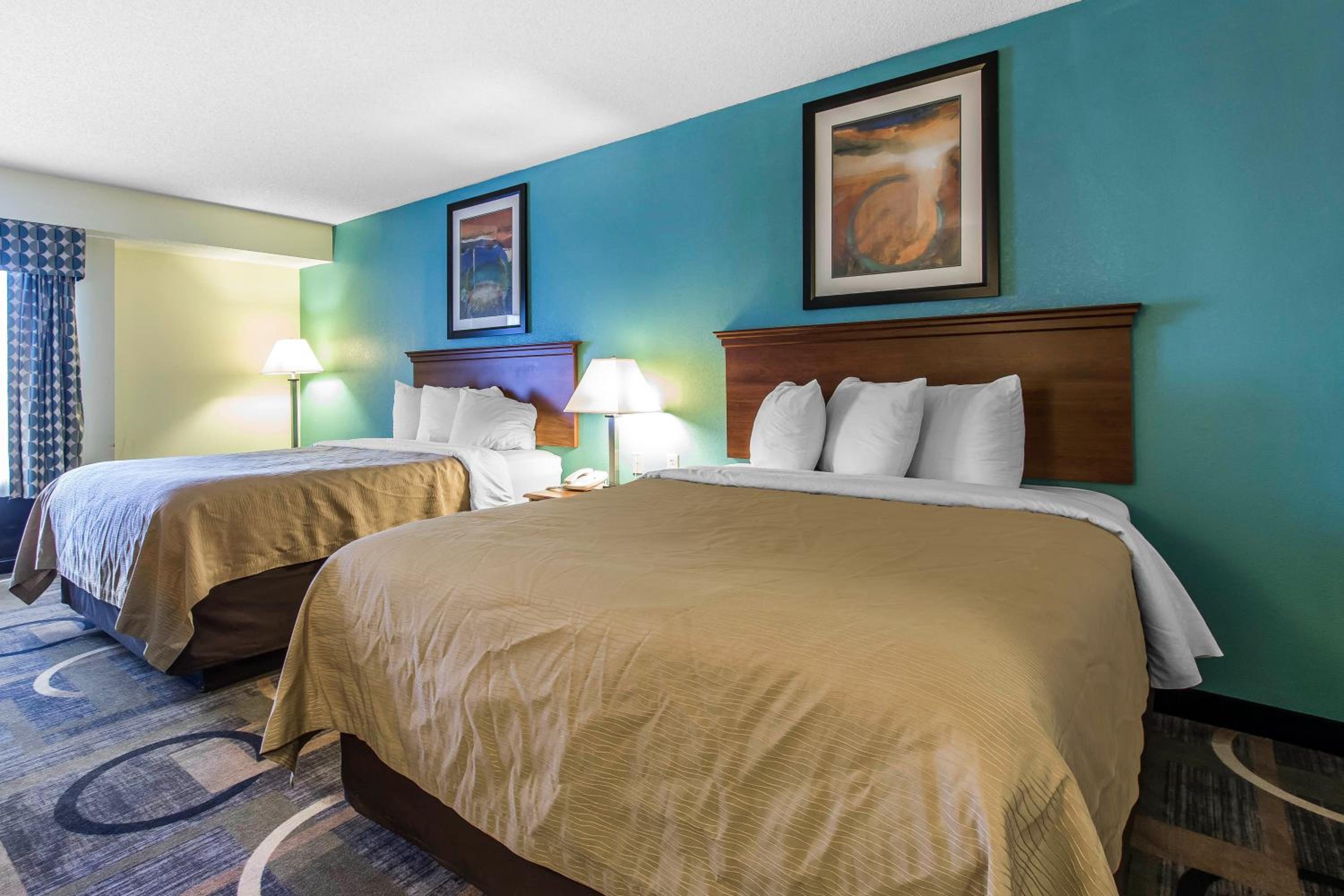 Queen Suite with Two Queen Beds - Non-Smoking - Photo 4