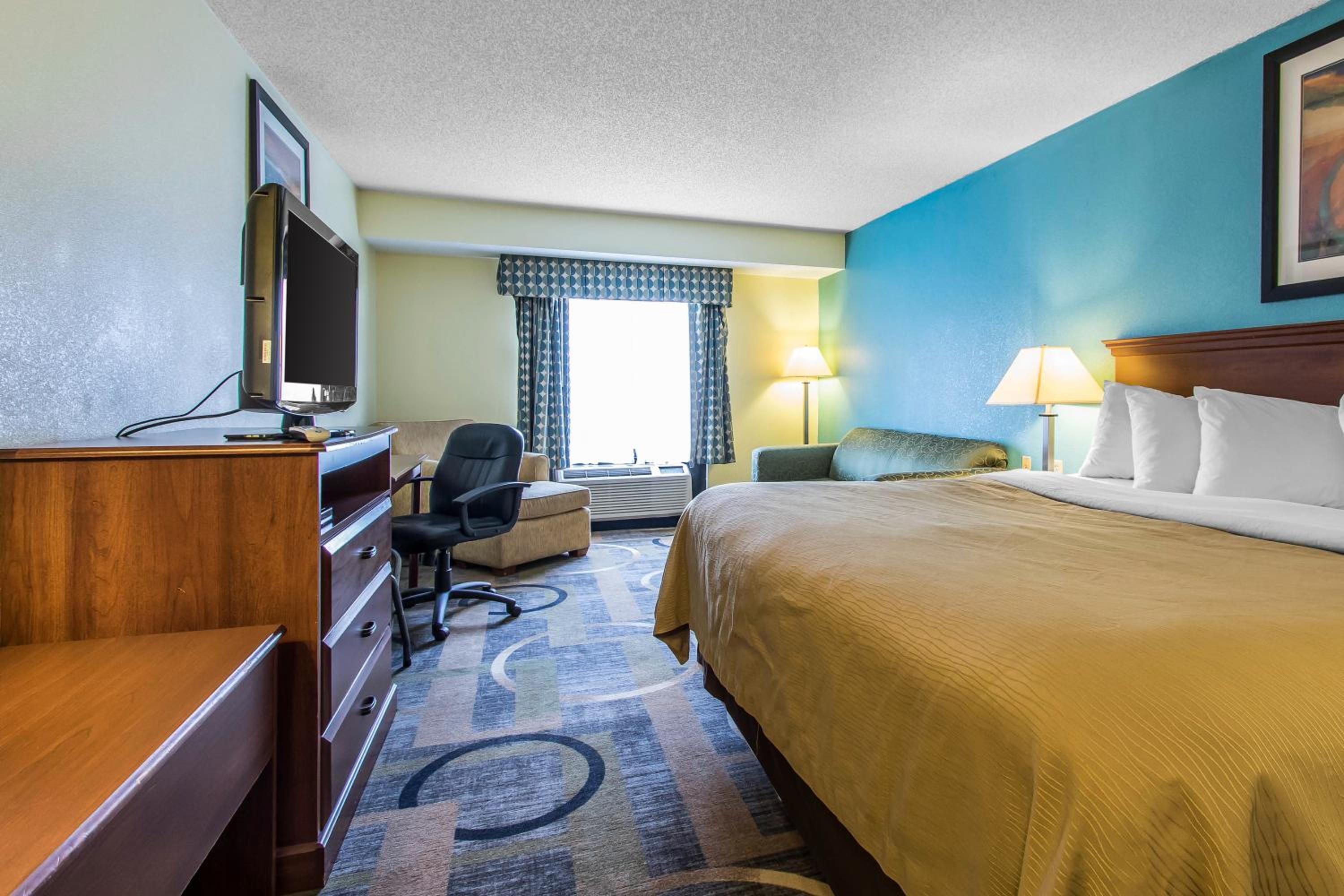 King Room - Non-Smoking - Photo 6