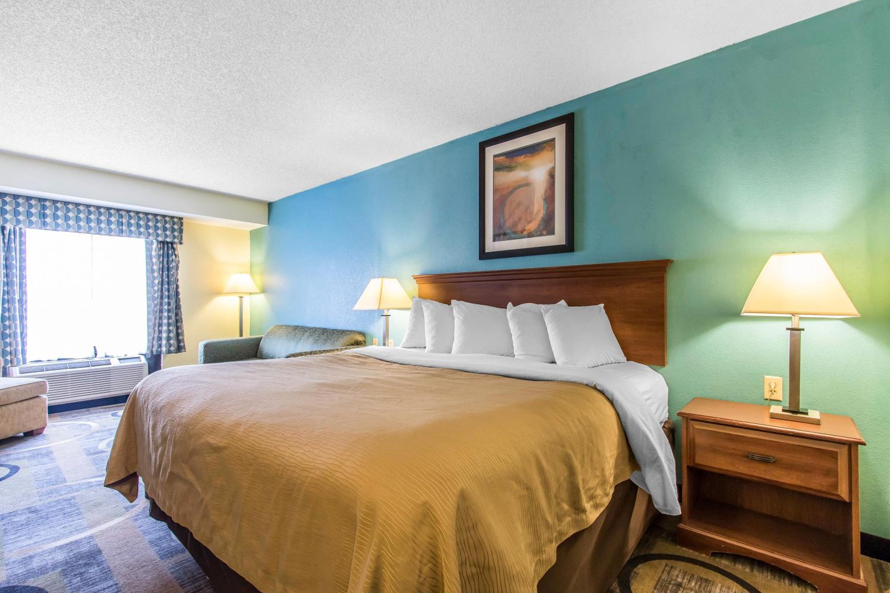 King Room - Non-Smoking - Photo 5