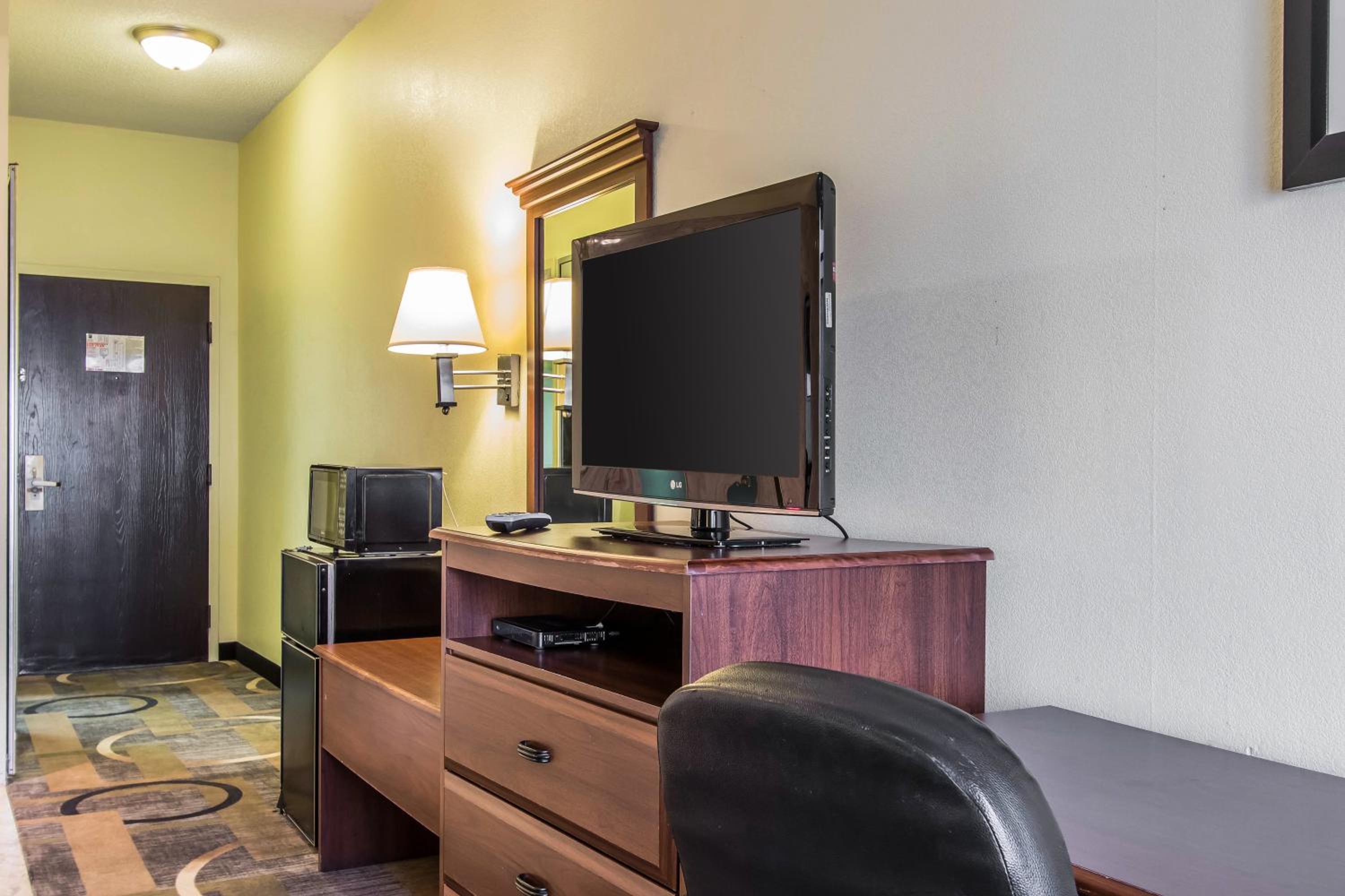 King Room - Non-Smoking - Photo 4