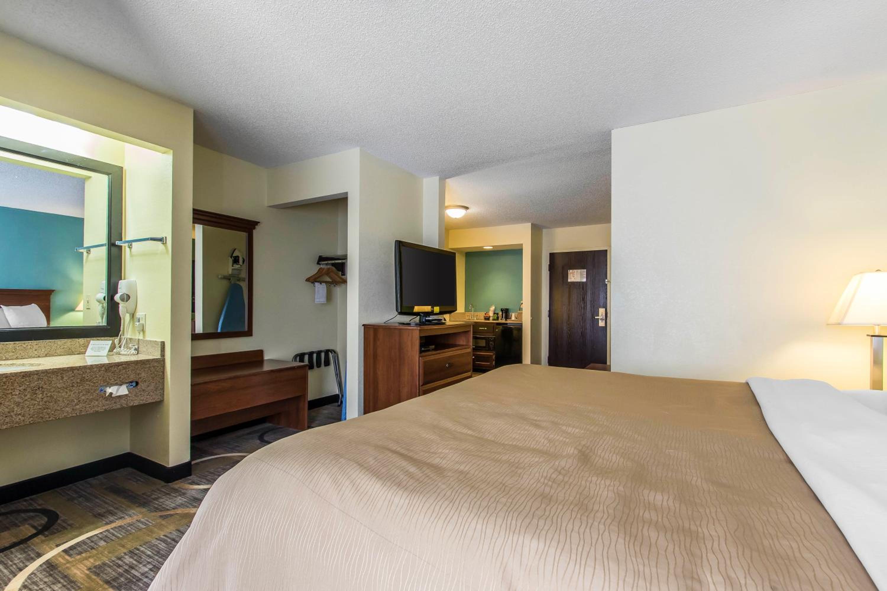 King Room - Non-Smoking - Photo 2