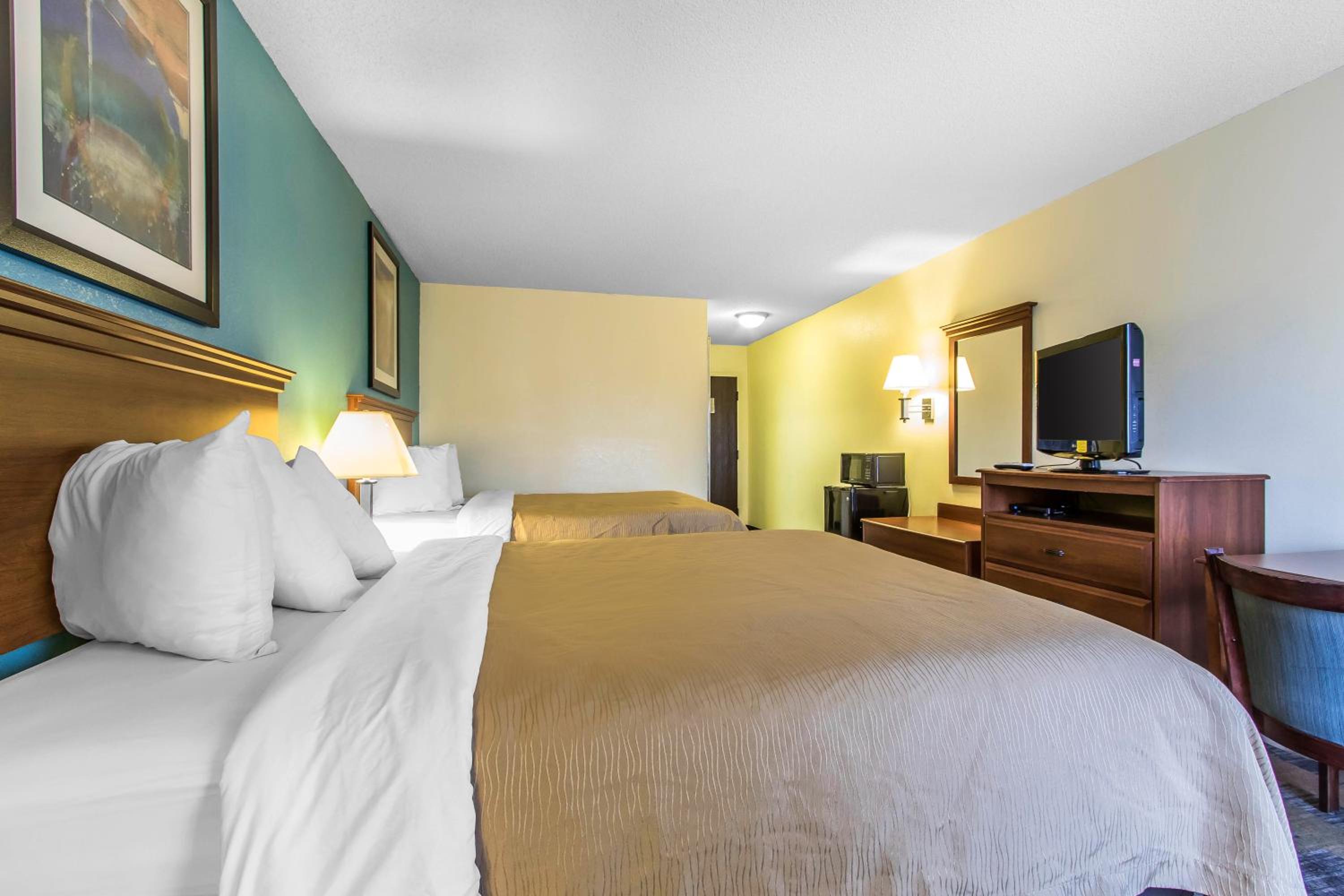 Queen Suite with Two Queen Beds - Non-Smoking - Photo 2