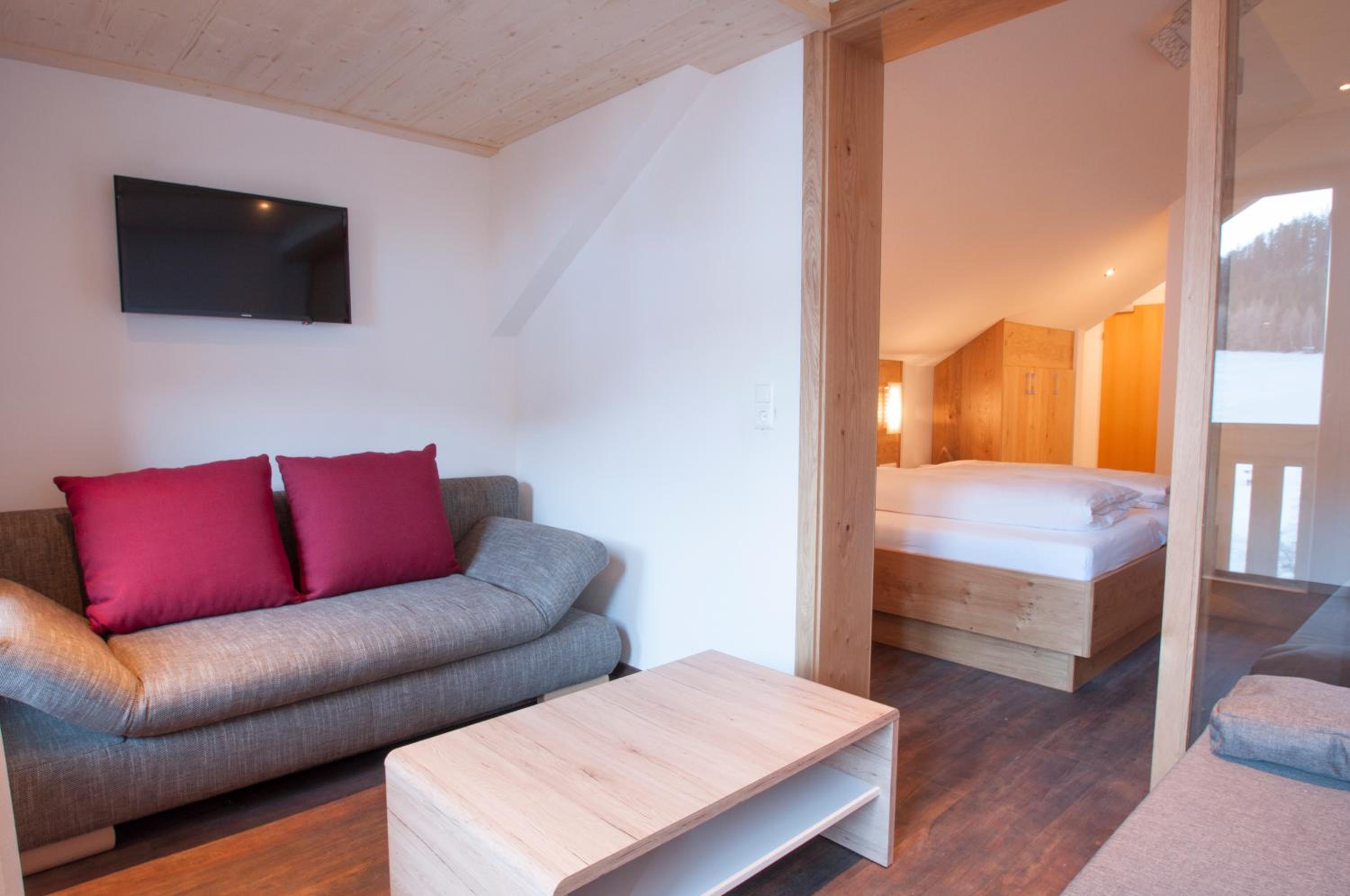 Junior Suite with Balcony - Photo 4