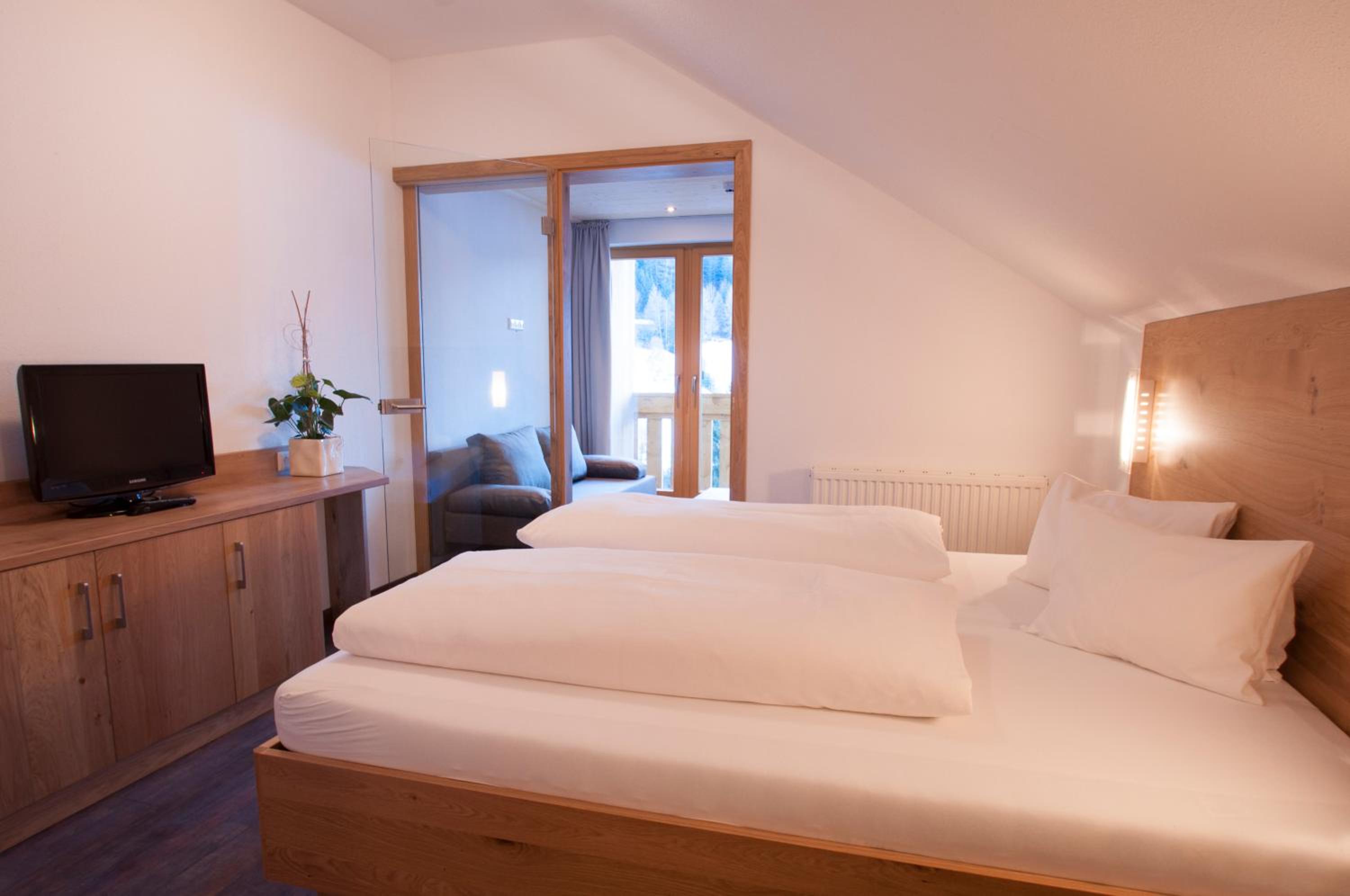 Junior Suite with Balcony - Photo 3
