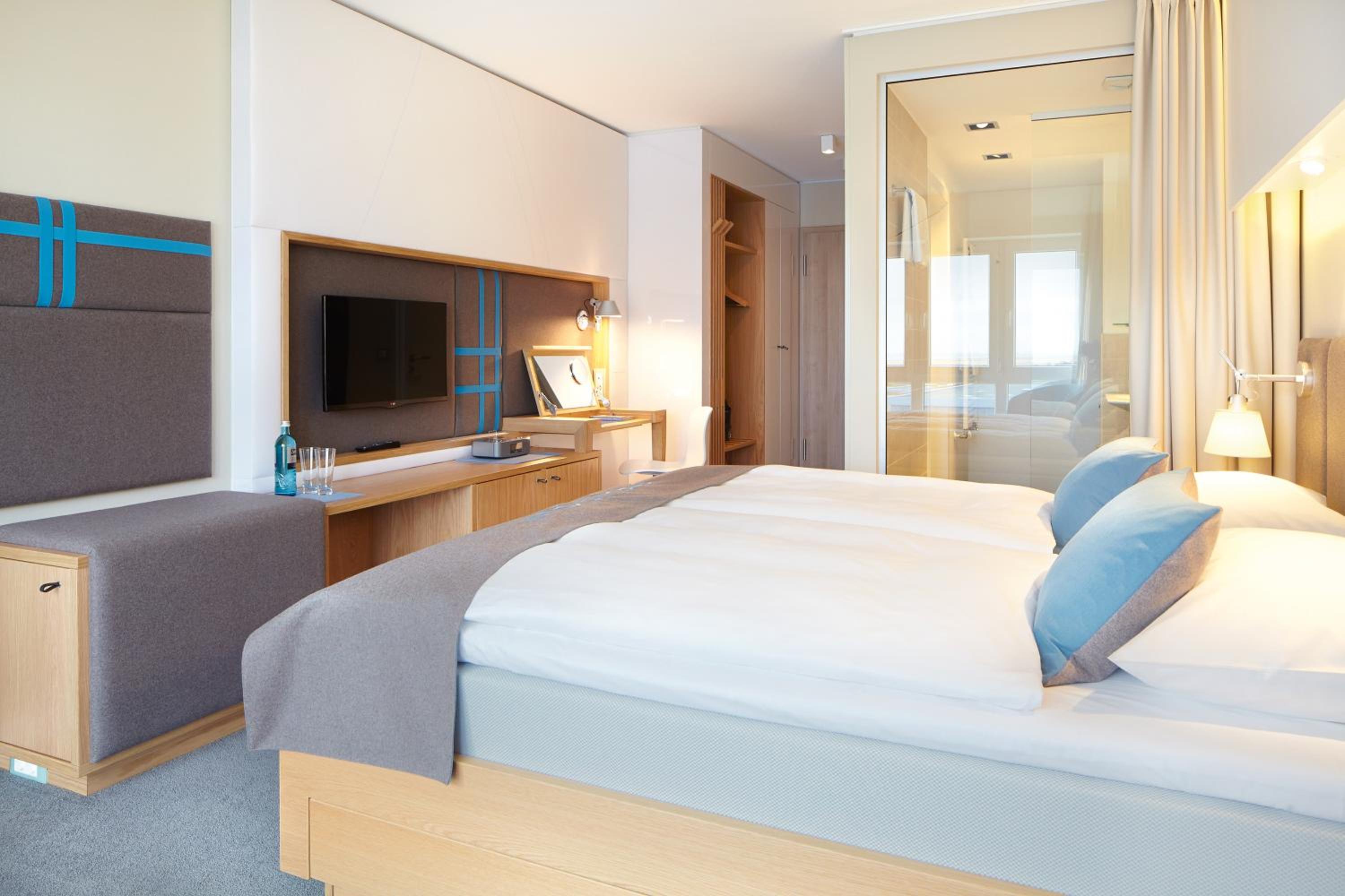 Double Room with Side Beach View - Photo 3