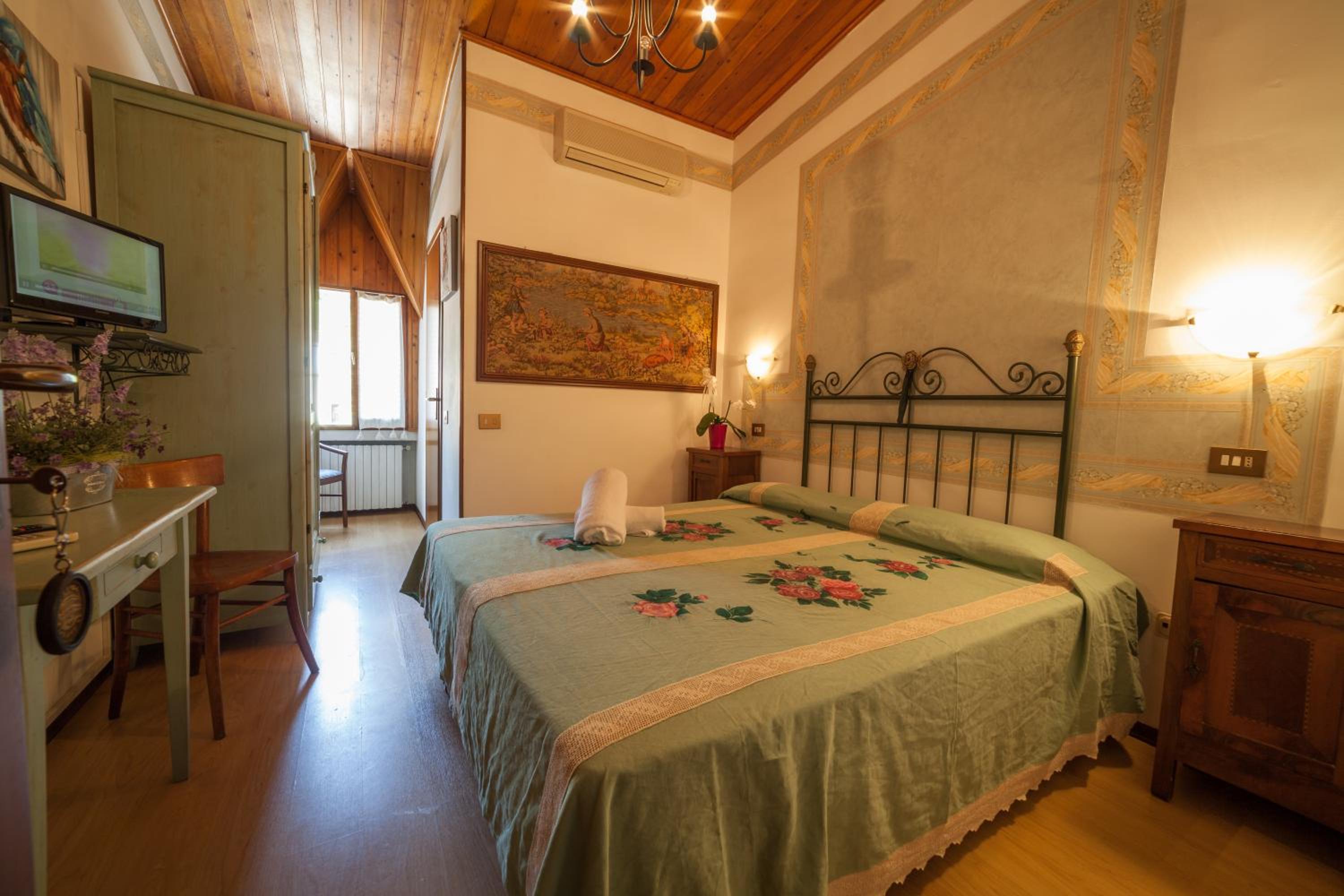 Classic Double or Twin Room photo 2