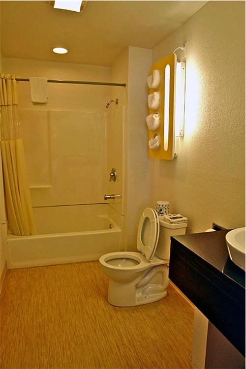Queen Room with Two Queen Beds photo 3