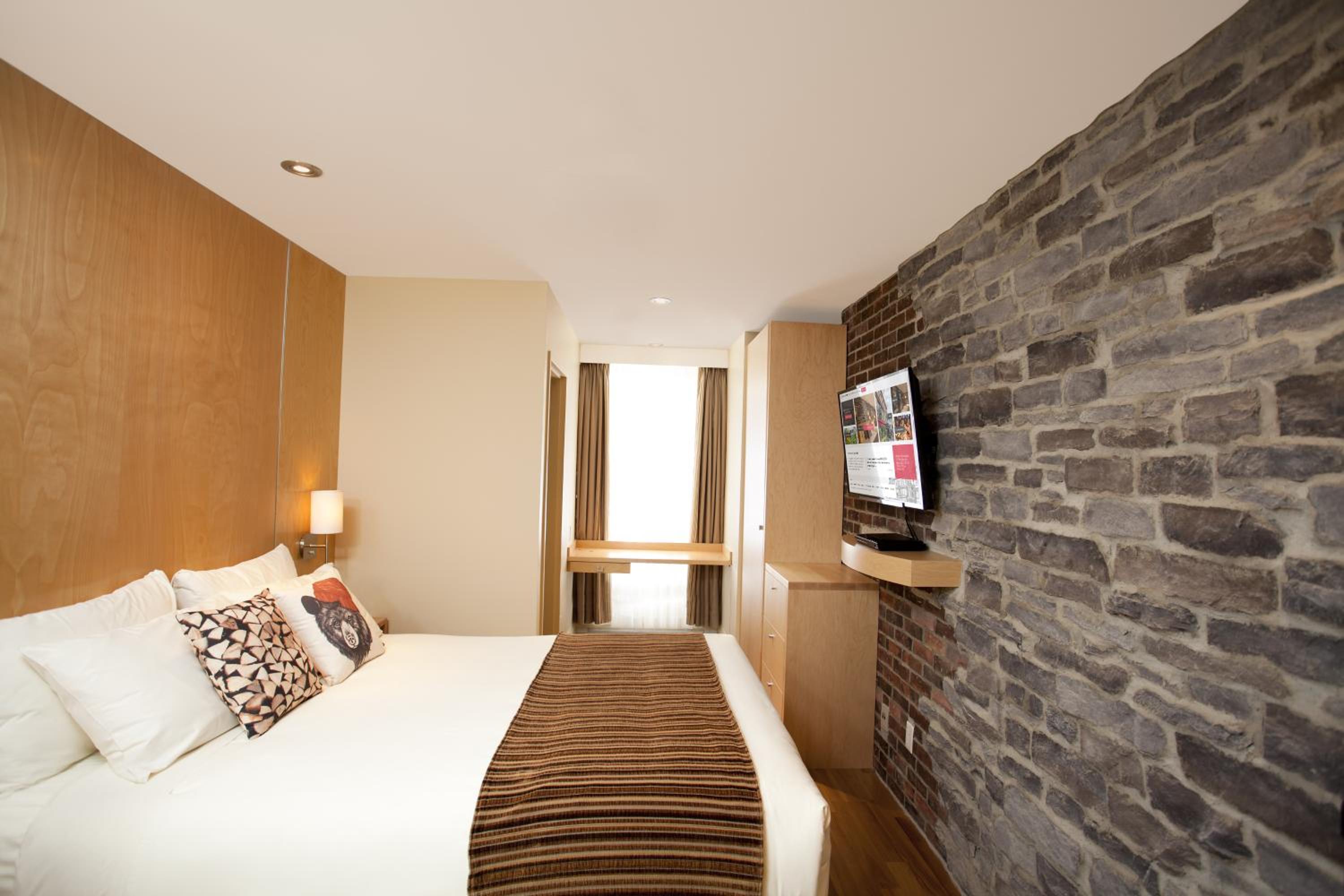 Small Queen Room - Photo 2