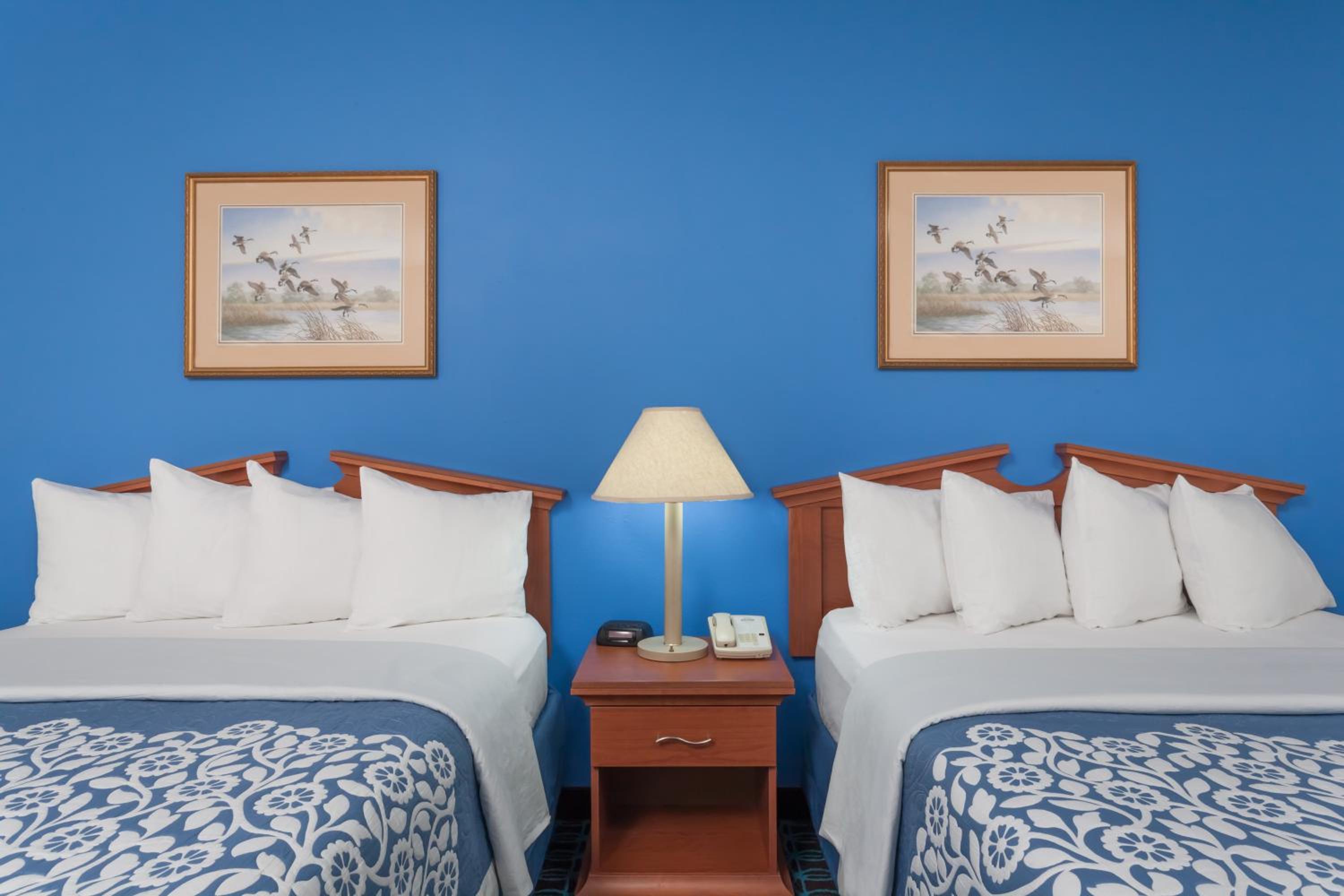 Queen Room with Two Queen Beds - Non-Smoking - Photo 2