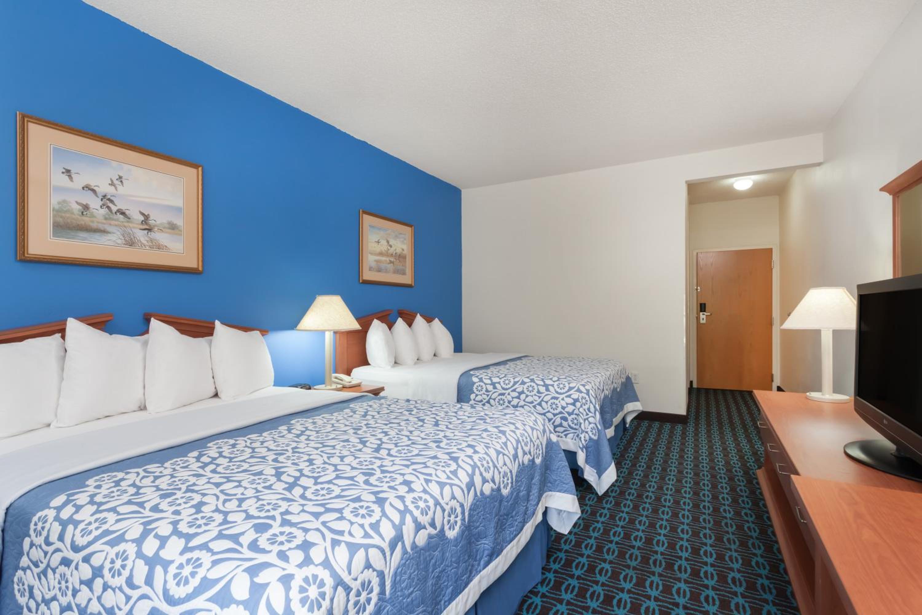 Queen Room with Two Queen Beds - Non-Smoking - Photo 3