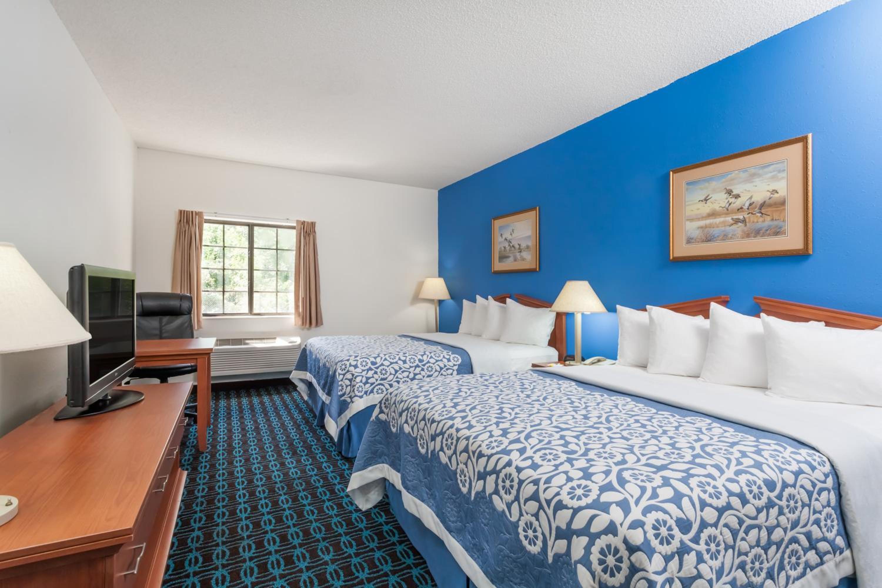 Queen Room with Two Queen Beds - Non-Smoking - Photo 1