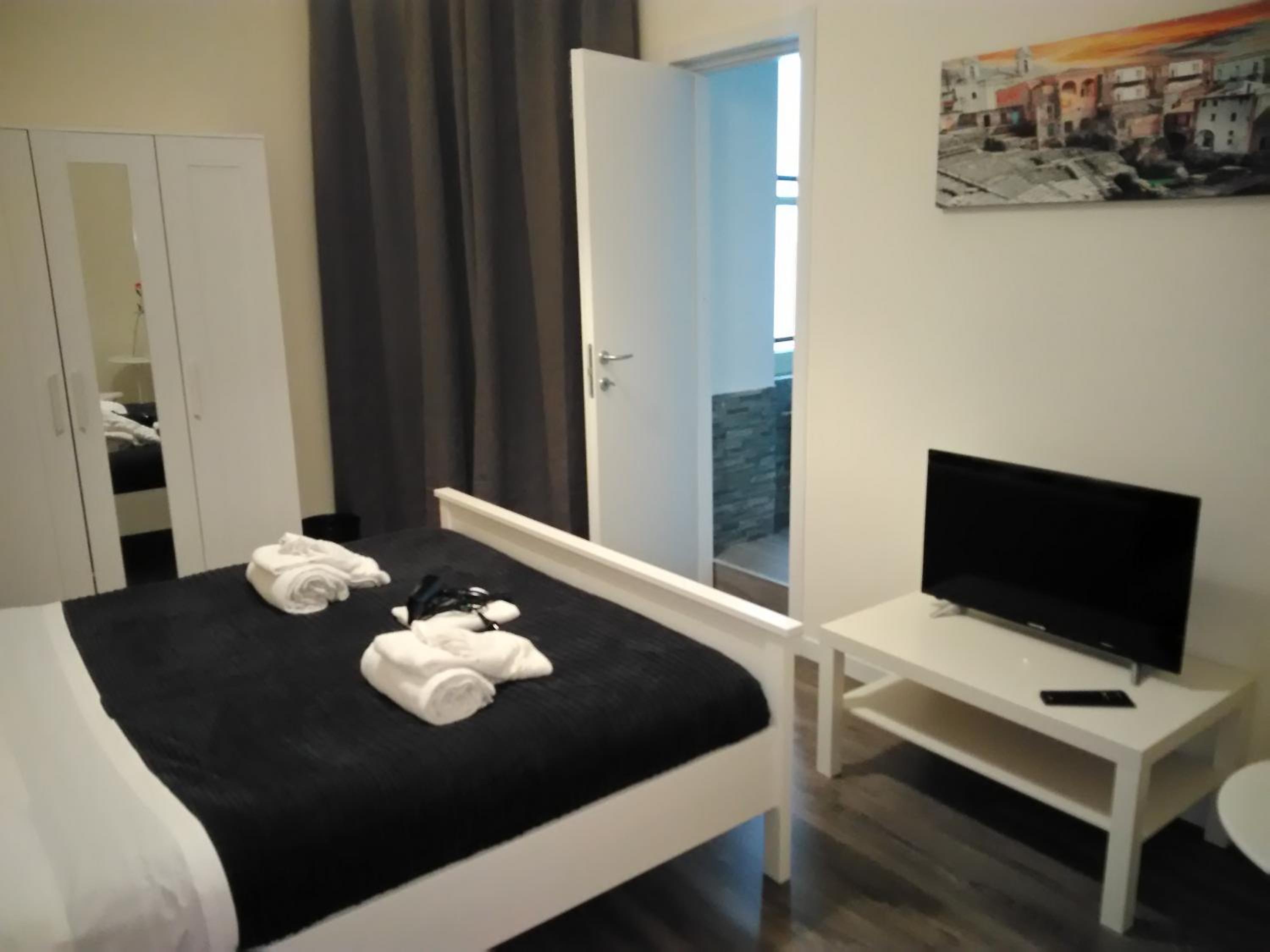Double Room with Private Bathroom photo 2
