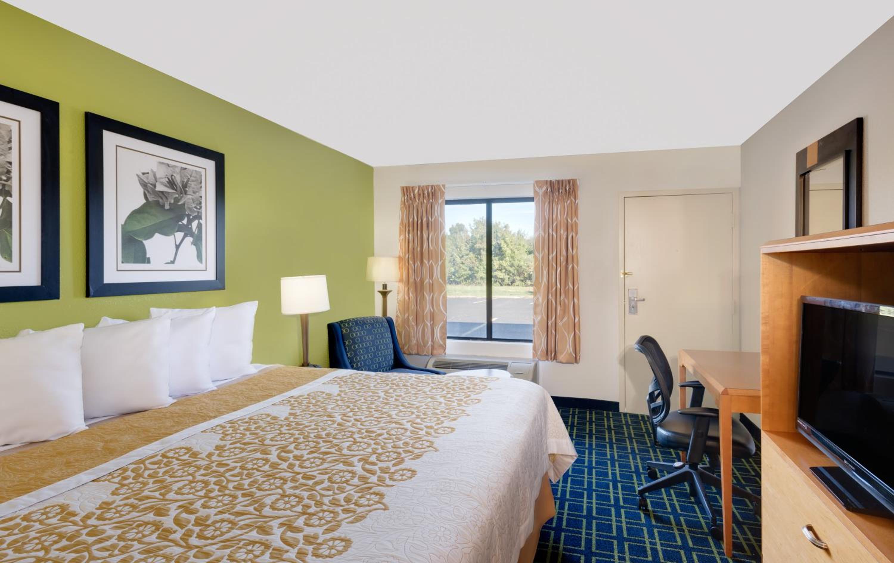 King Room - Non-Smoking photo 3