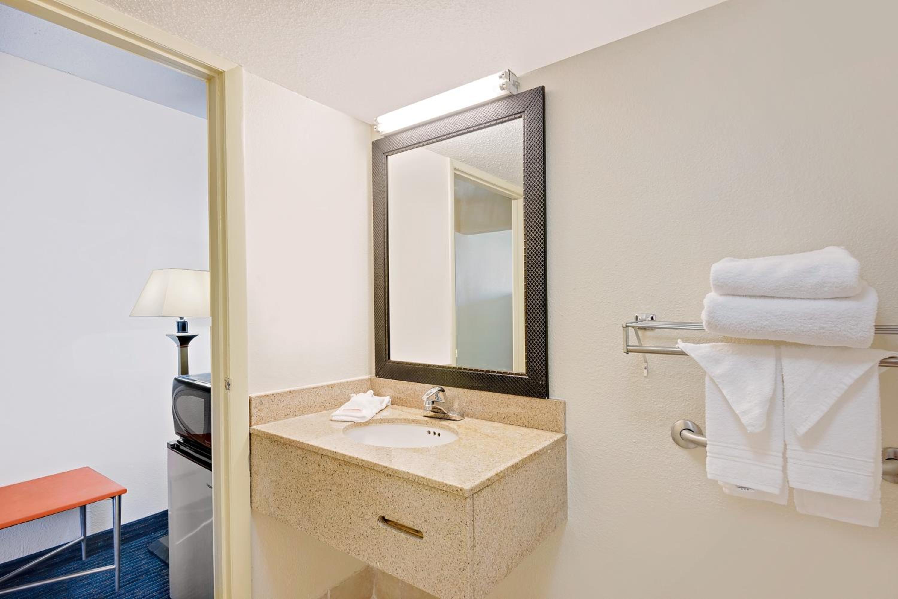 King Room - Mobility Access/Non-Smoking photo 2