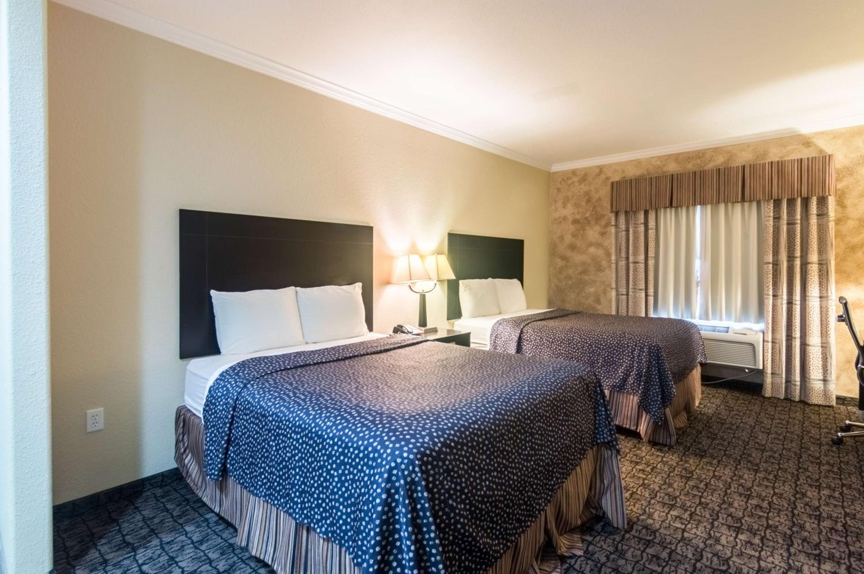 Queen Room With Two Queen Beds - Non-Smoking photo 1