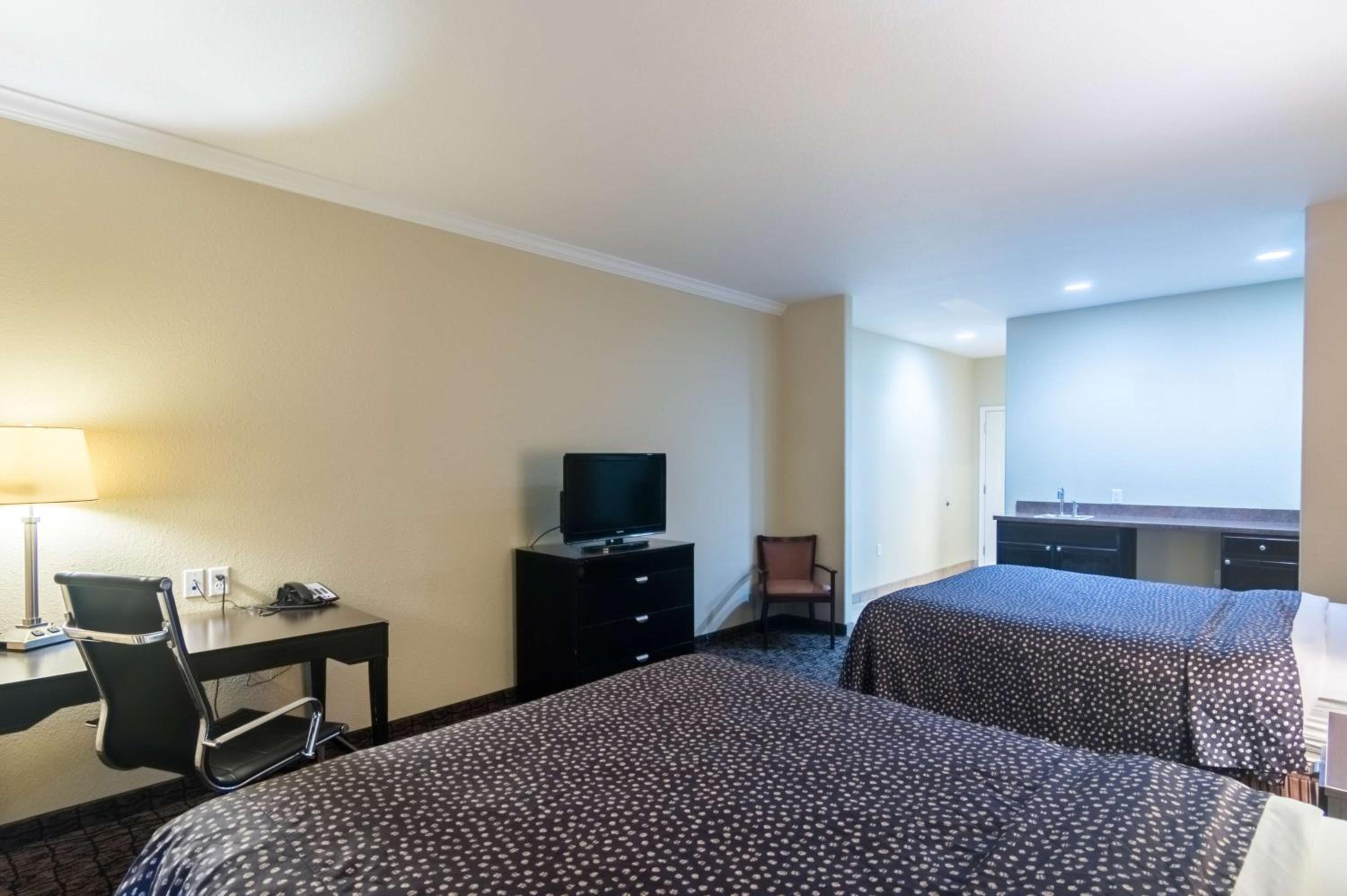 Queen Room With Two Queen Beds - Non-Smoking photo 2