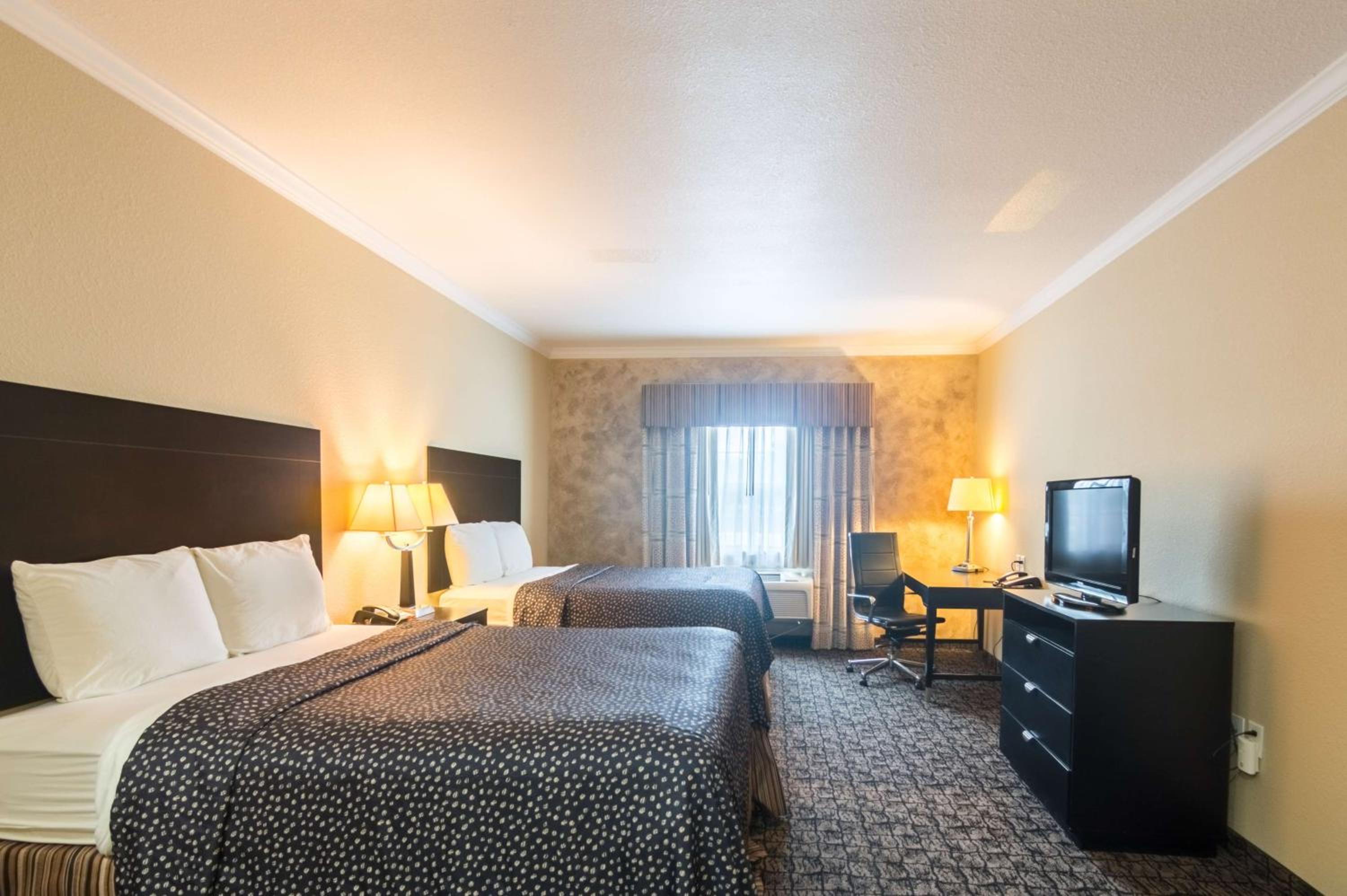 Queen Room With Two Queen Beds - Non-Smoking photo 3