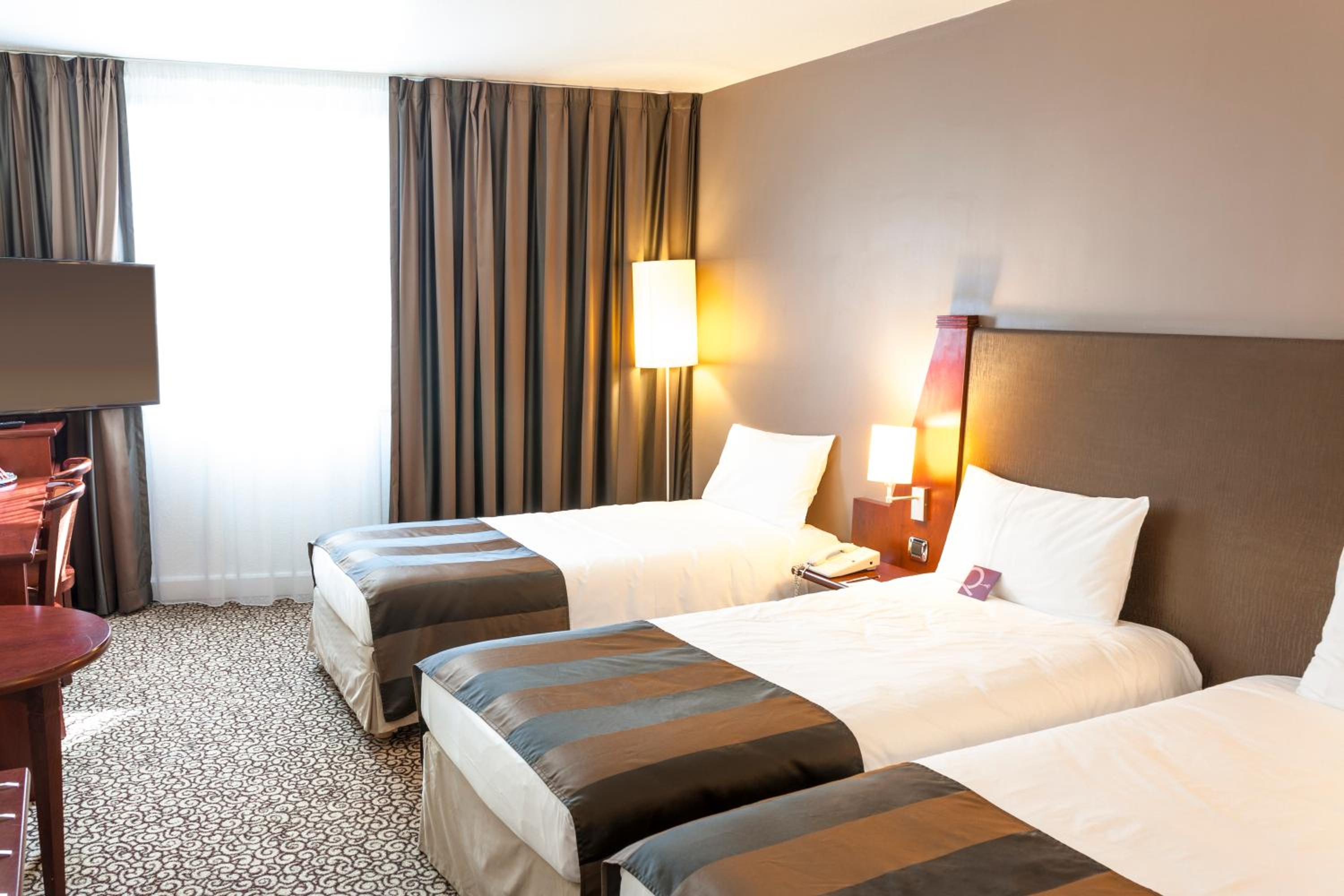 Classic Â Room With 3 Single Beds - Photo 4