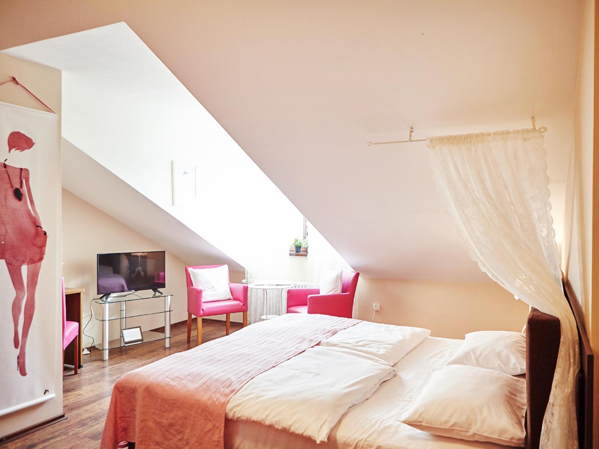 Large Double Room - Photo 17