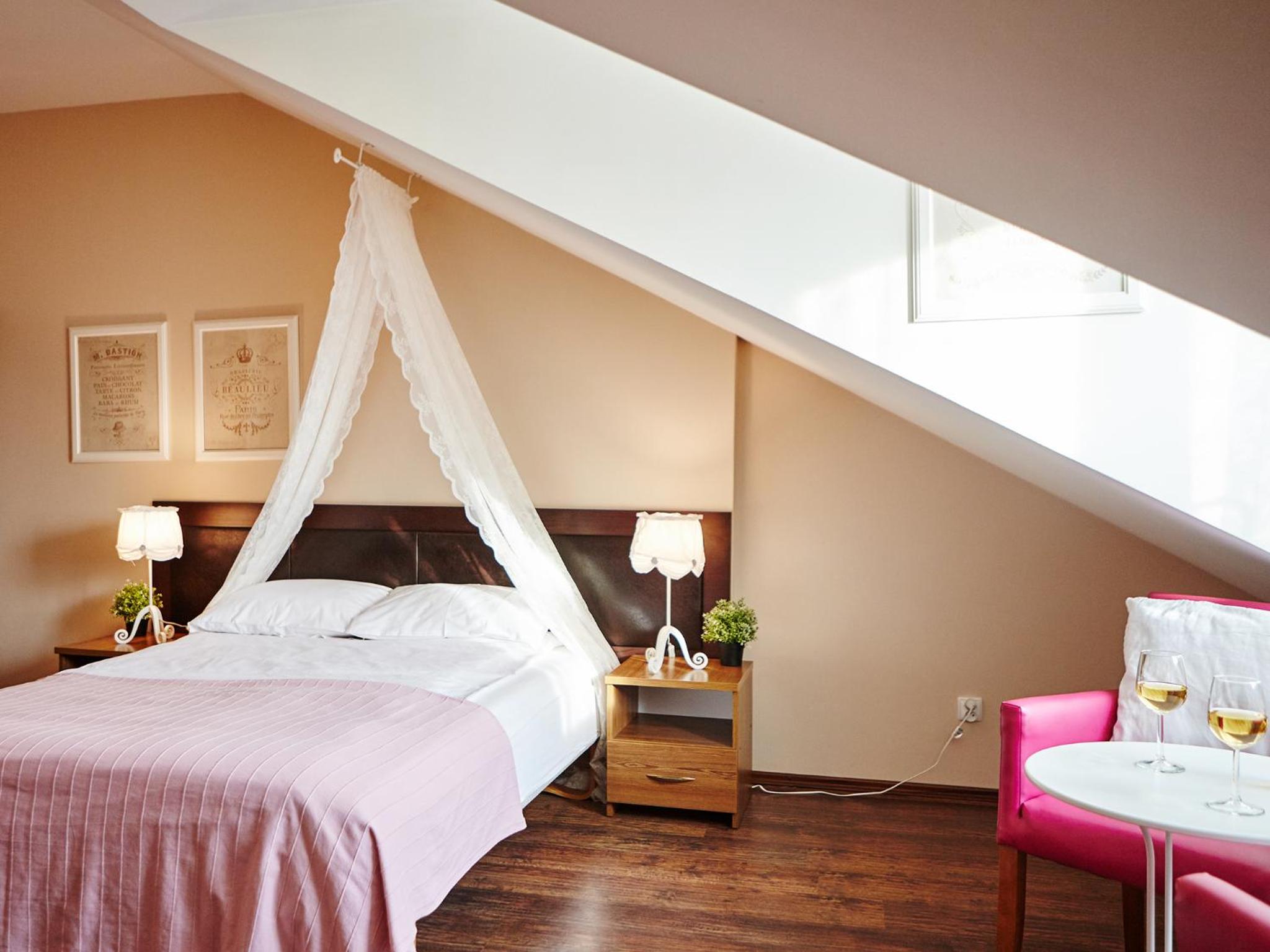 Large Double Room - Photo 19