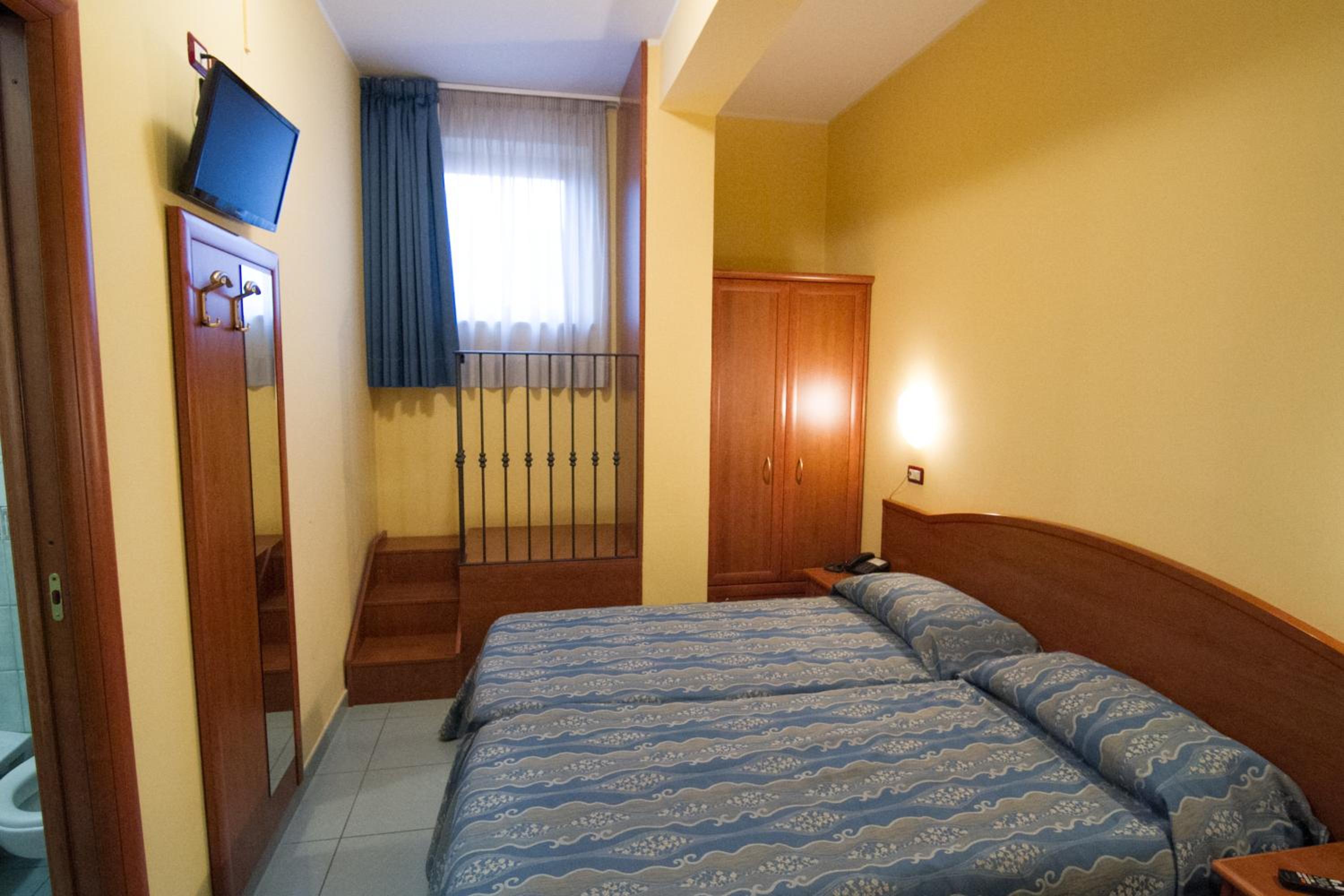 Twin Room with Private Bathroom photo 1