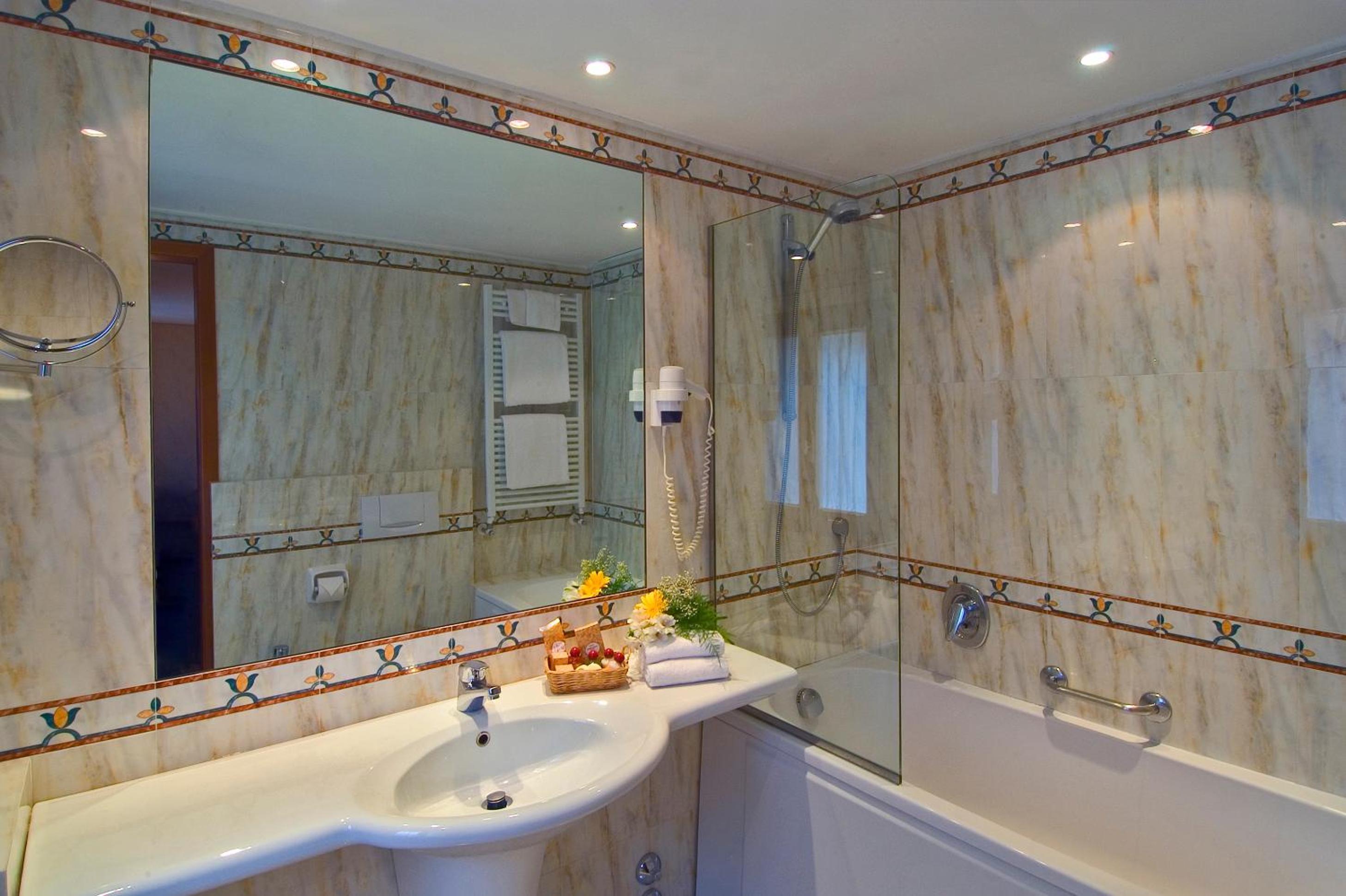 Classic Double Venetian Room thumbnail 5