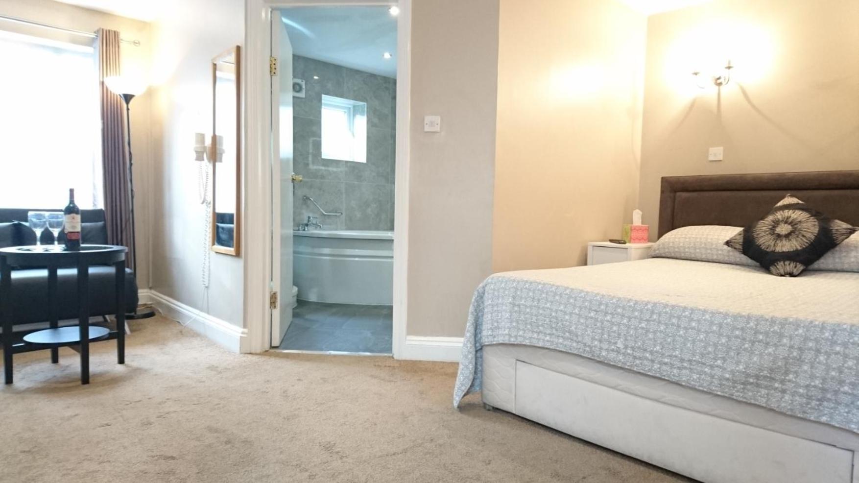 Deluxe Double Room with Bath photo 1