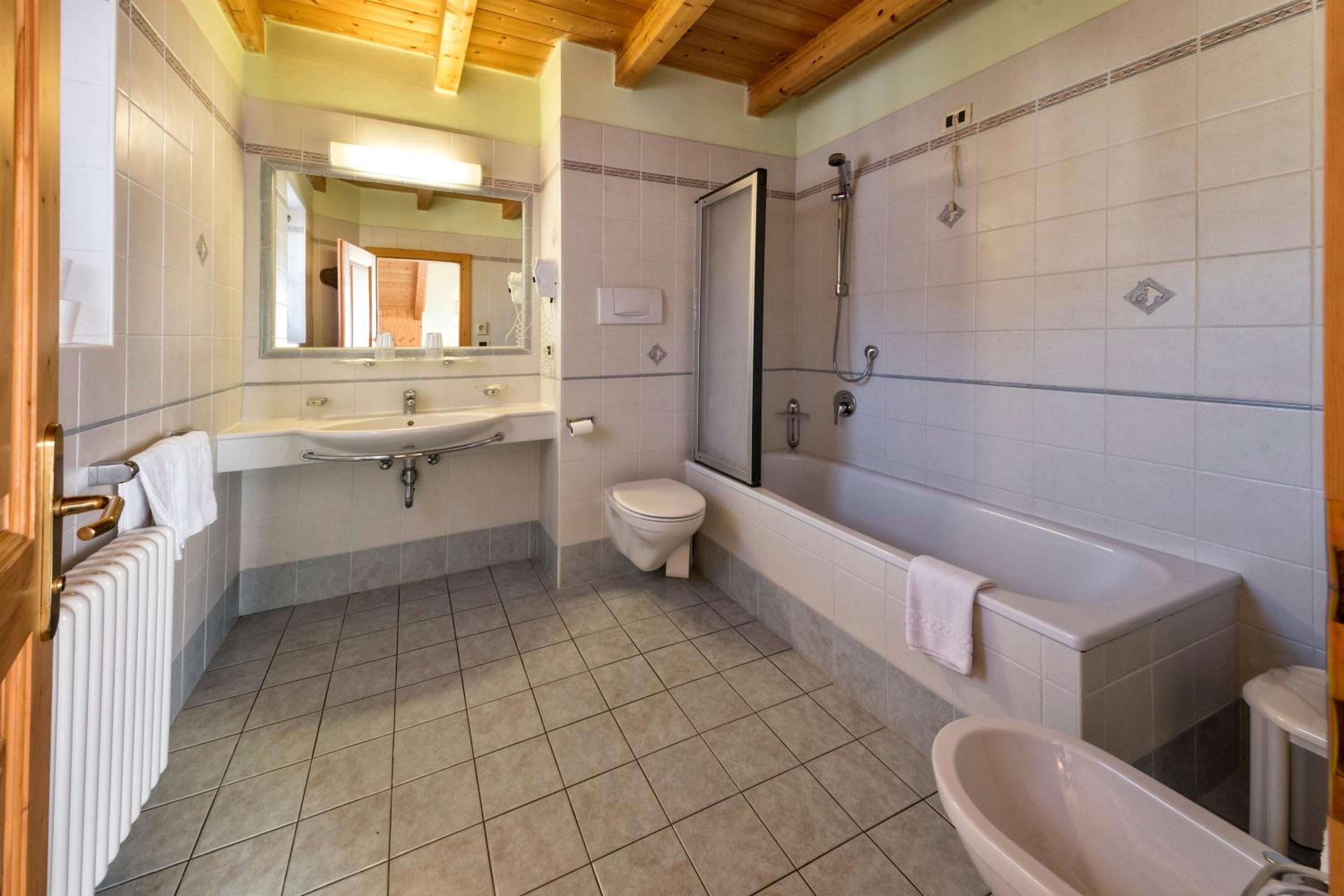 Quadruple Room - Photo 13