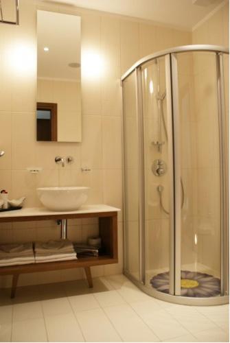 Luxury Double Room and Spa Access - Photo 3