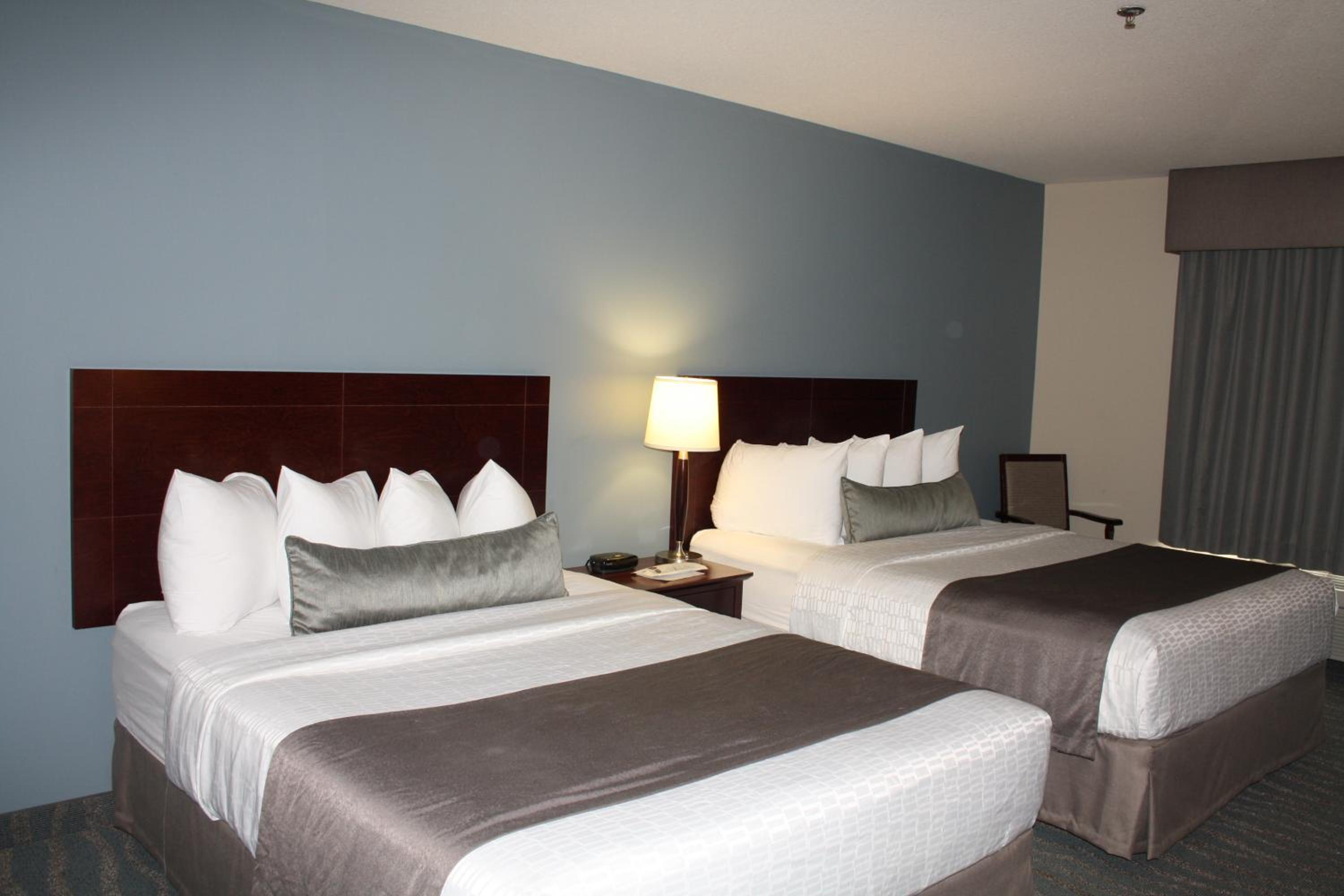Queen Room with Two Queen Beds - Non-Smoking photo 3