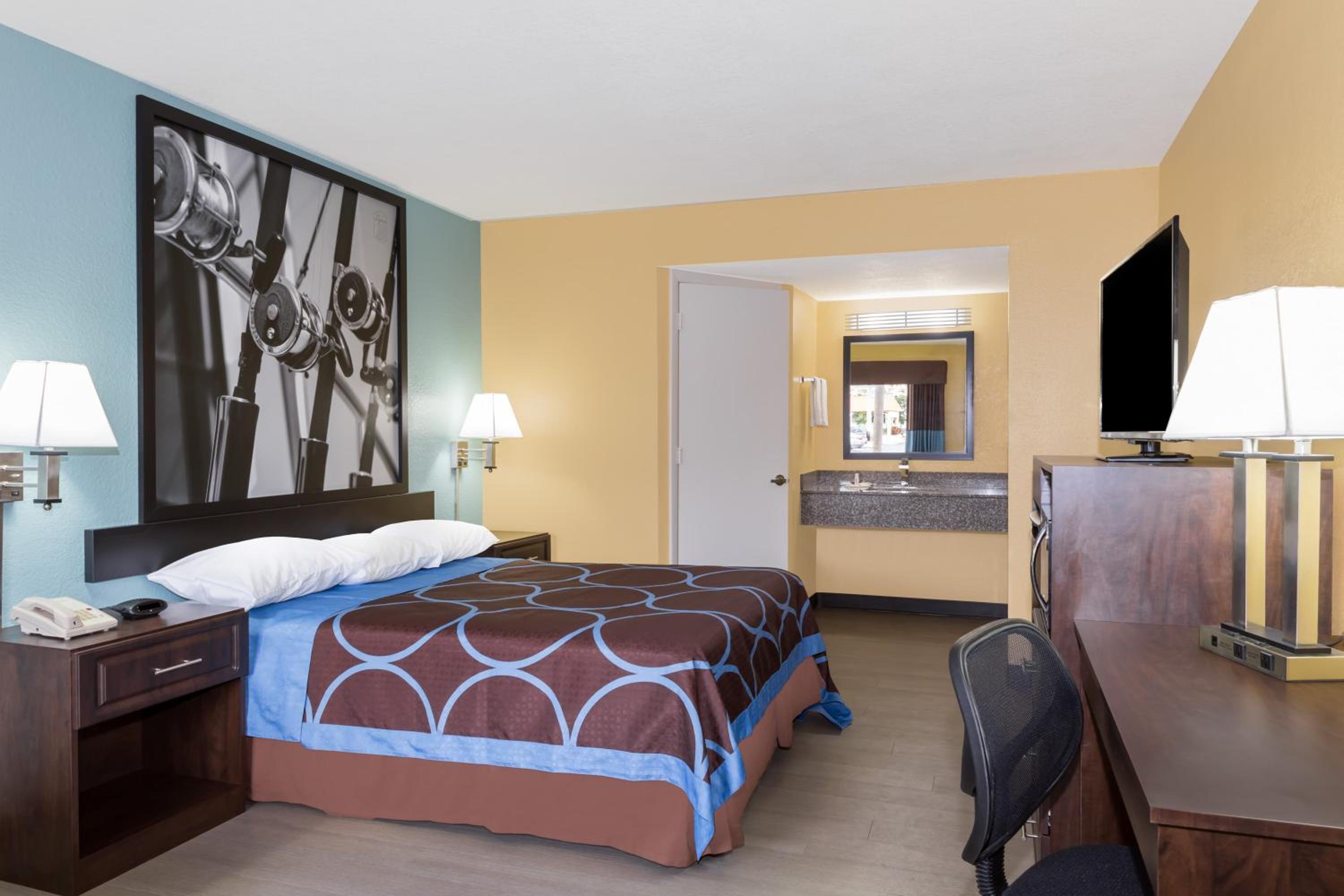 Queen Room with Tub with Grab Bars - Mobility and Hearing Access/Non-Smoking