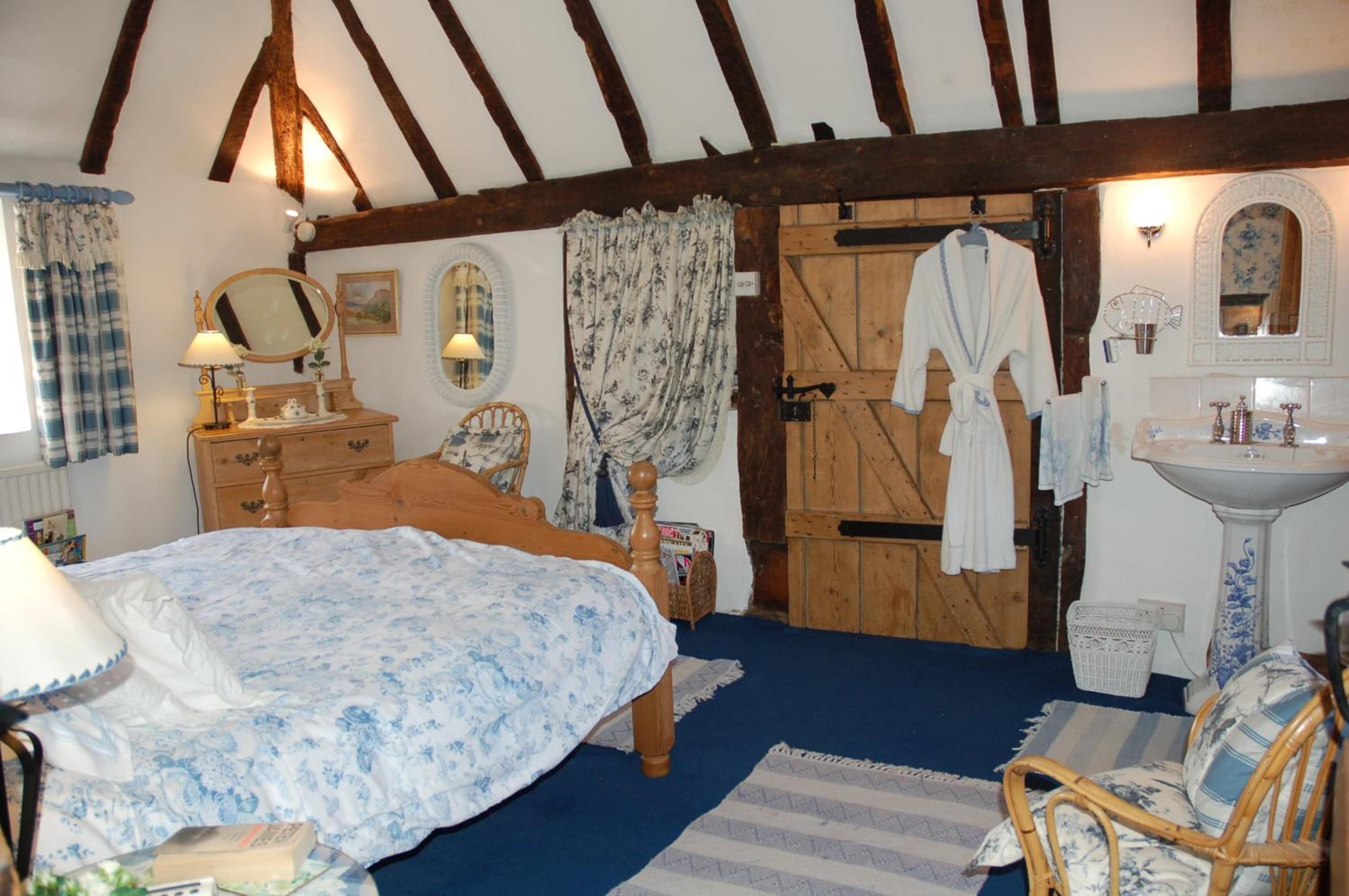 Double Room with Private External Bathroom - Photo 4