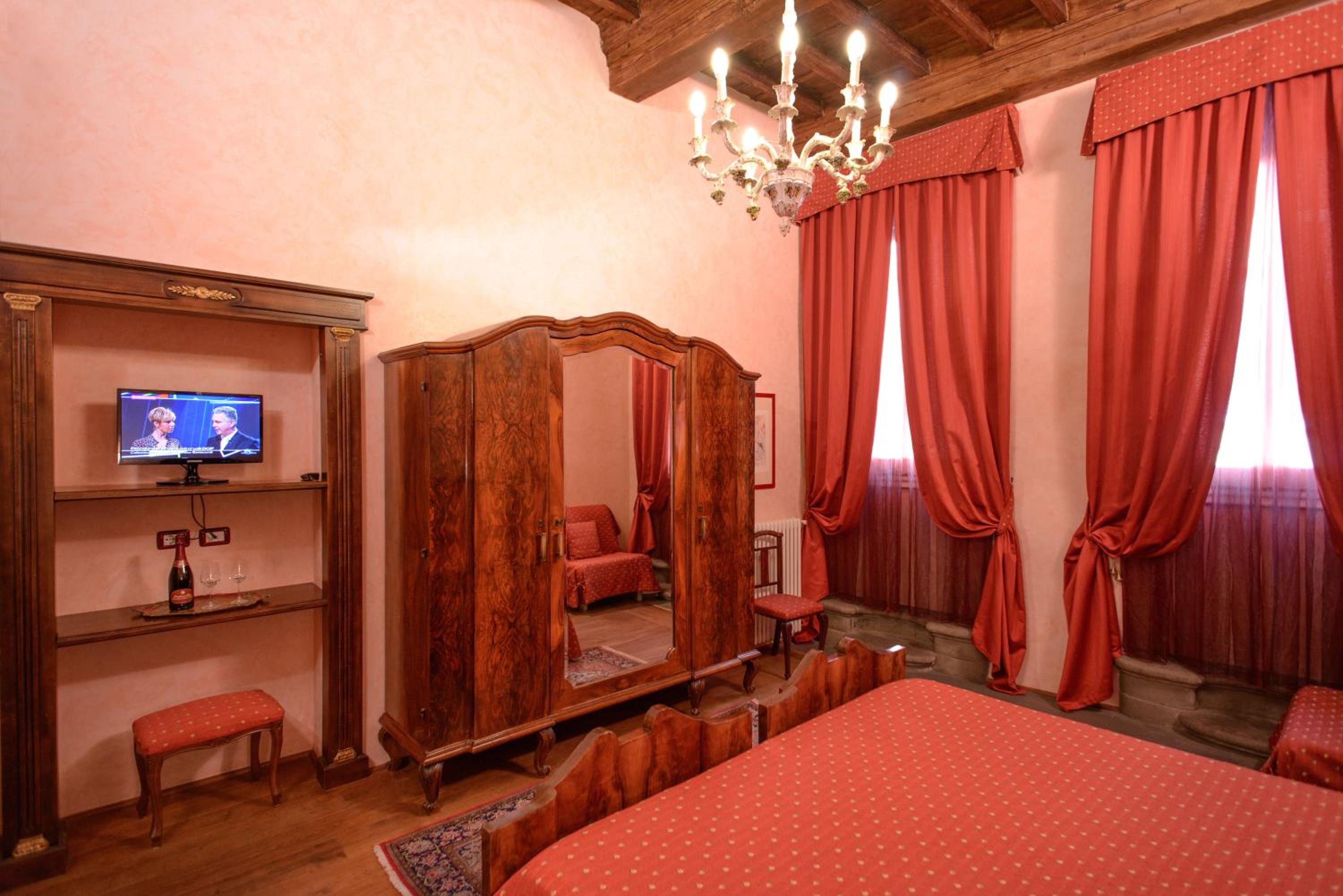Deluxe Triple Room with Private Bathroom photo 2