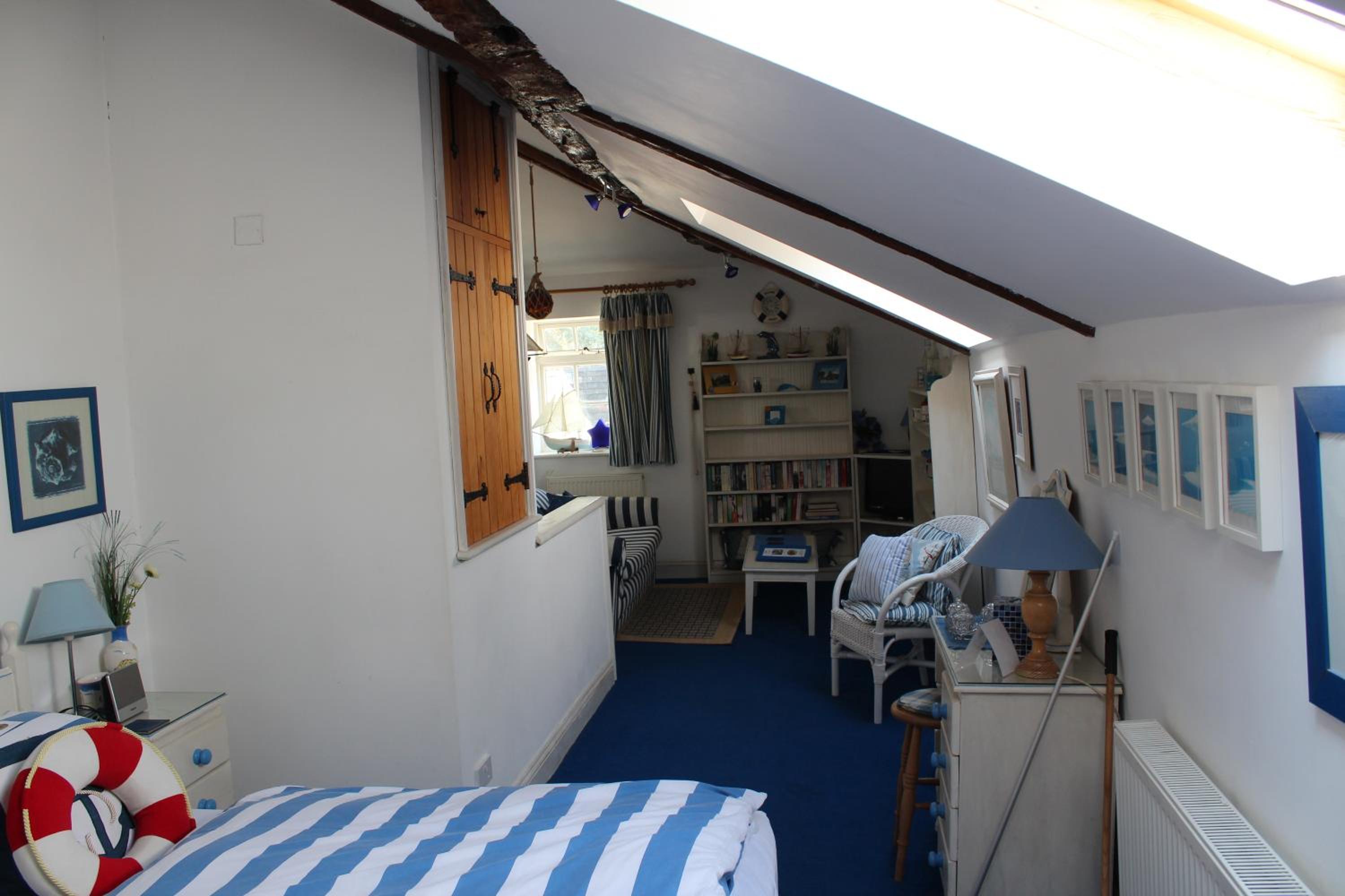 Double or Twin Room with Private Bathroom - Photo 4